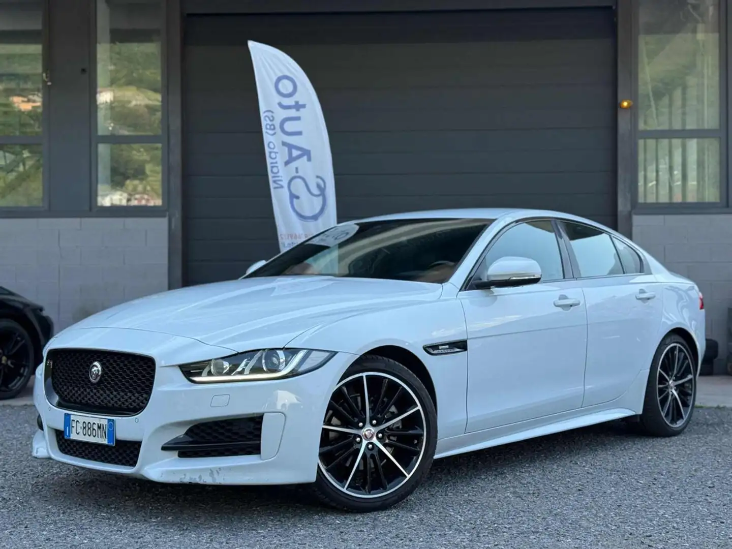 Jaguar XE 2.0 D 163 CV aut. R-Sport Bianco - 2