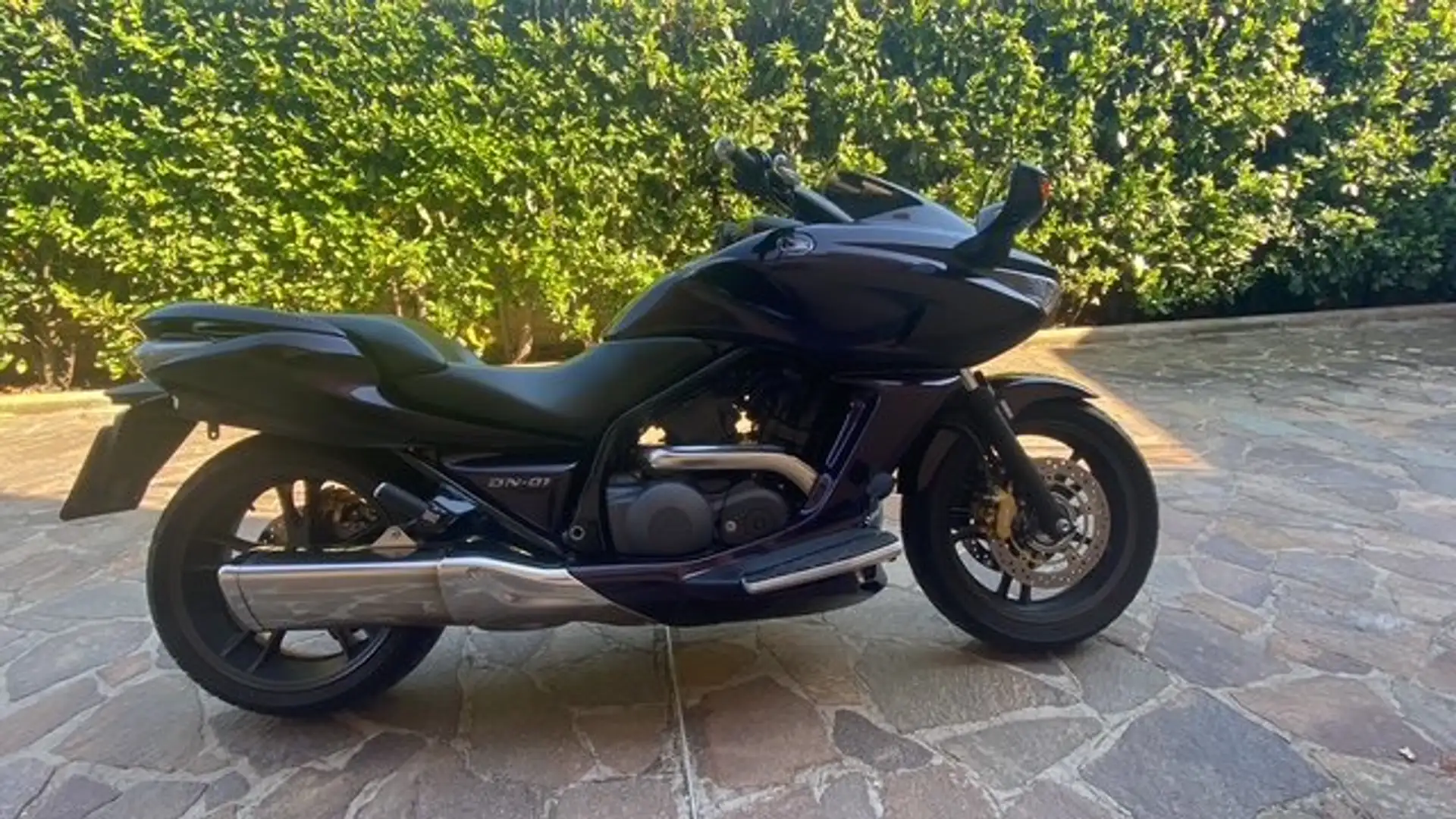 Honda DN-01 NAKED Violett - 2