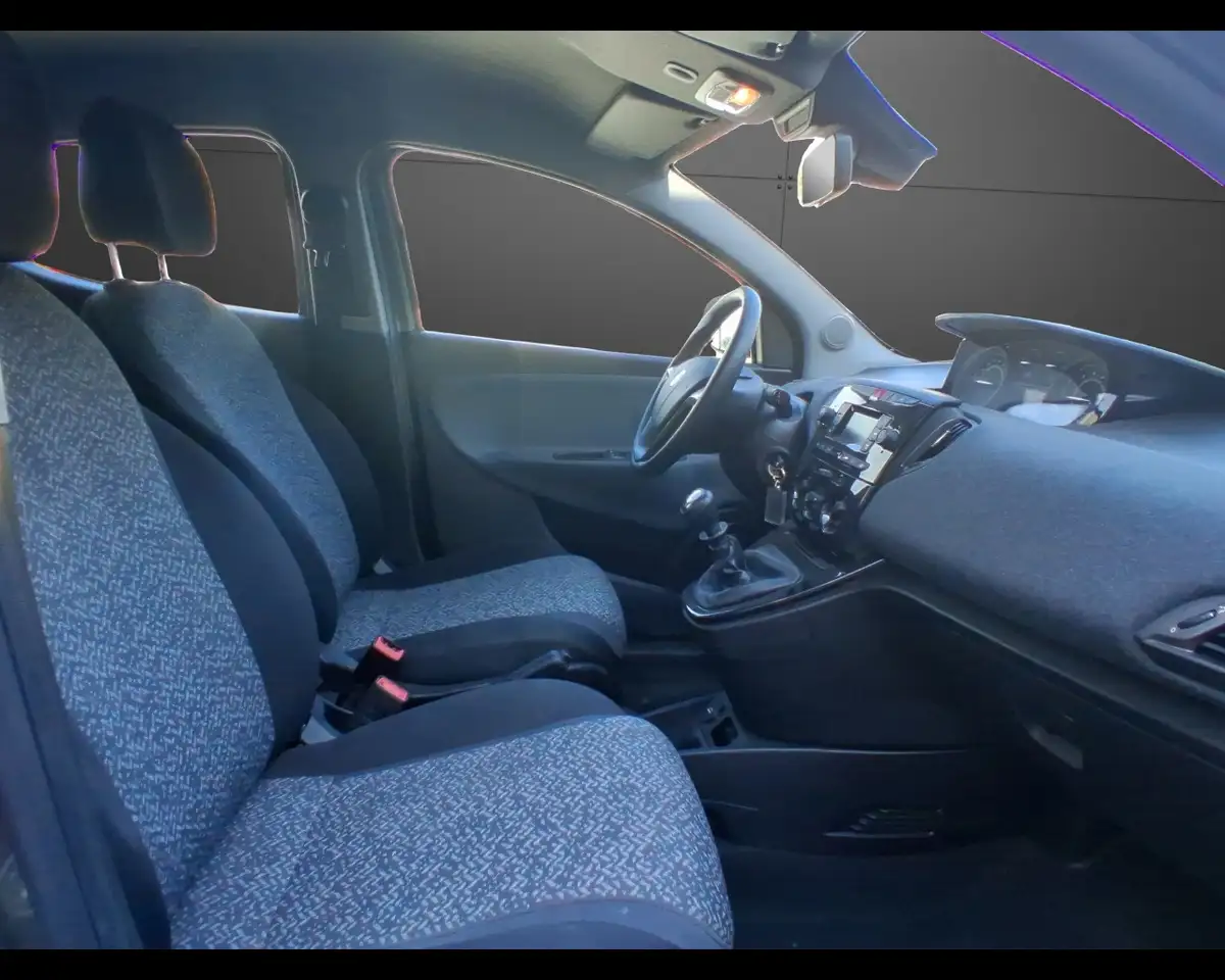 Lancia Ypsilon 2023 — фото 12
