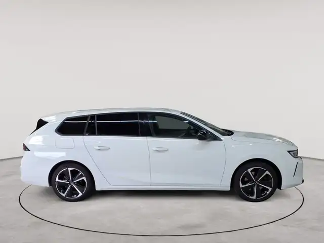 Opel Astra view 3