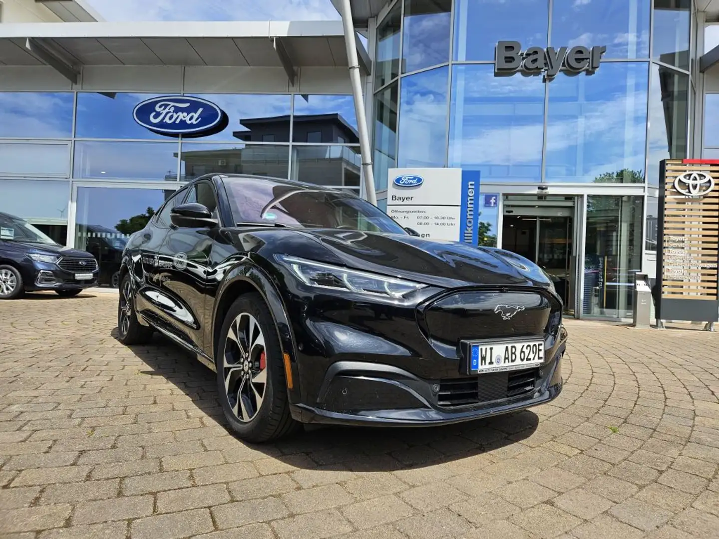 Ford Mustang Mach-E AWD Schwarz - 1