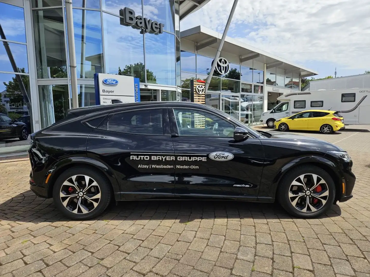 Ford Mustang Mach-E AWD Schwarz - 2
