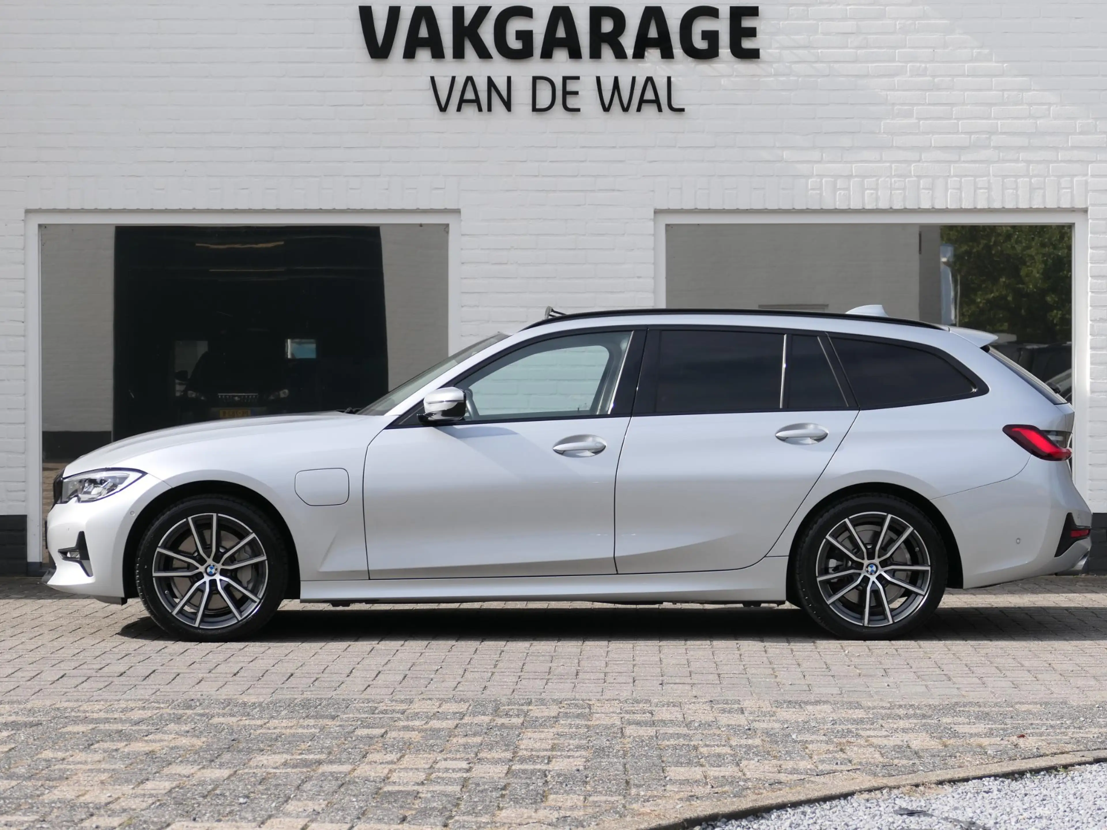 BMW 330 3-serie Touring 330e High Executive | Shadow line — photo 2