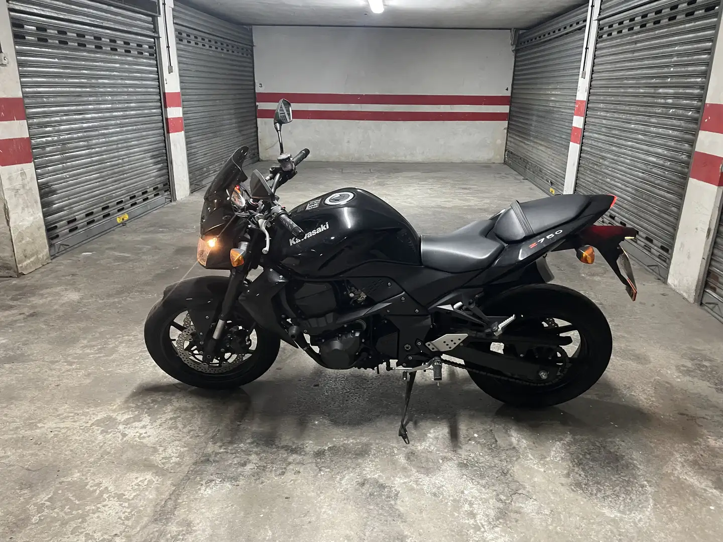 Kawasaki Z 750 Negro - 2