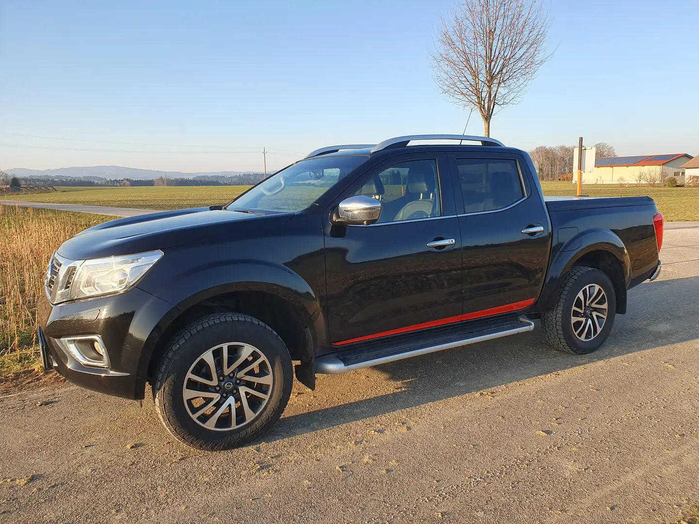 Nissan Navara Schwarz - 1