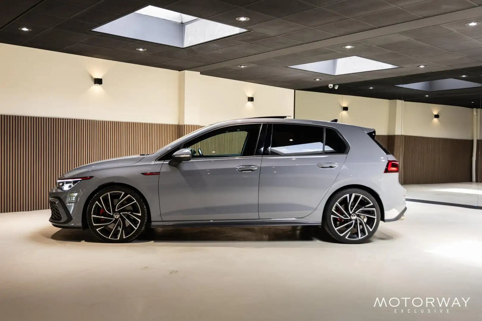 Volkswagen Golf GTI 2.0 TSI GTI|PANO|HUD|MATRIX|HARMANKARDON|LEER|SFEE Grijs - 2