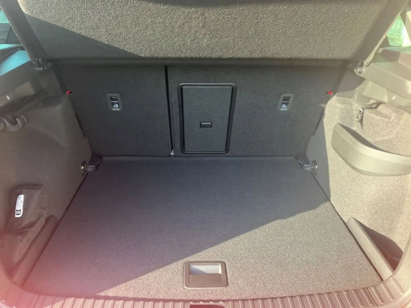 Skoda Karoq 1,5TSI Selection DSG GV5 AHK Ladeb. 17 Zoll Weiß - 1