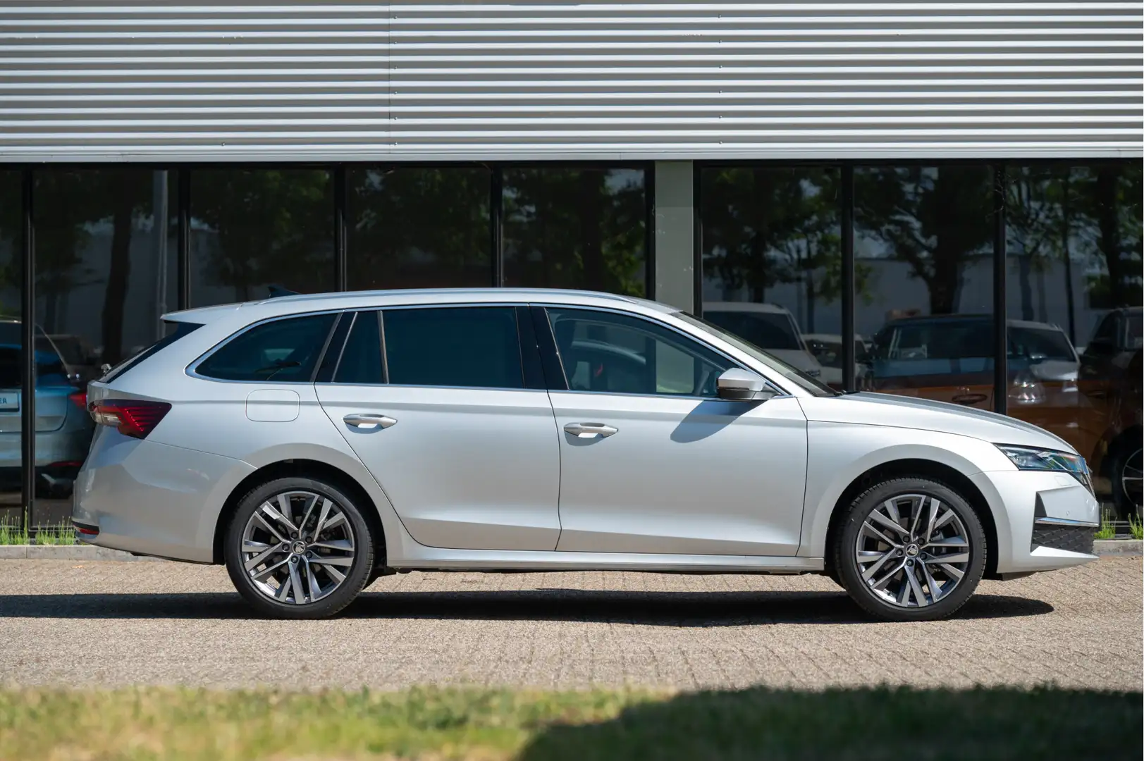 Skoda Octavia Combi 1.5 TSI MHEV Business Edition | Matrix LED | Zilver - 2