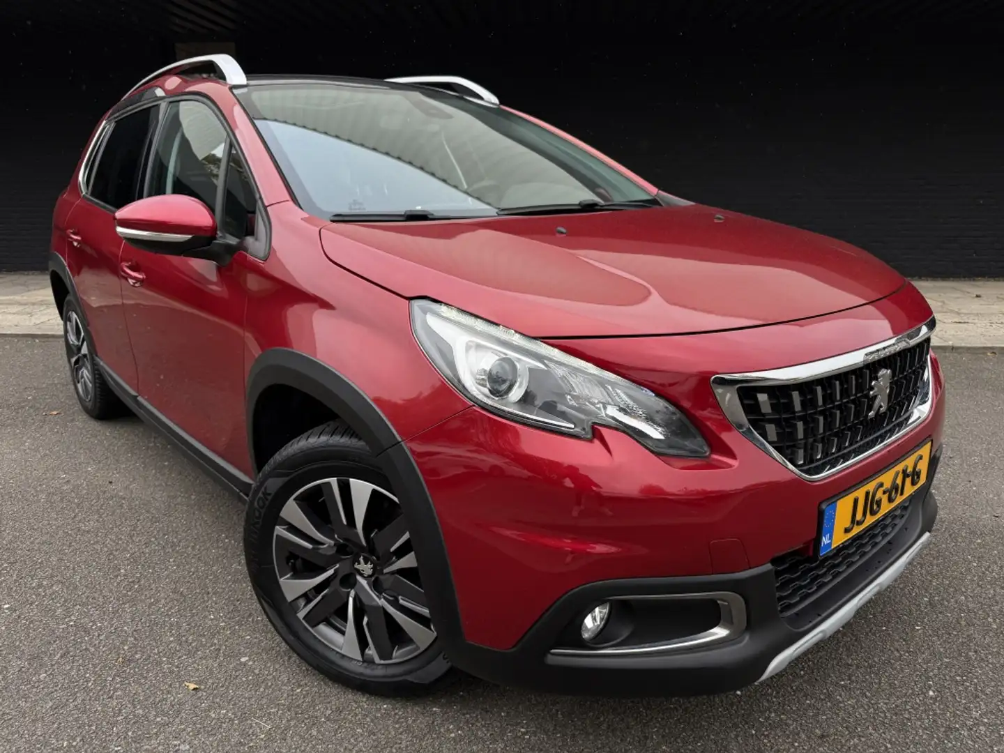 Peugeot 2008 1.2 PureTech Allure // 29.000km! // Rouge - 1