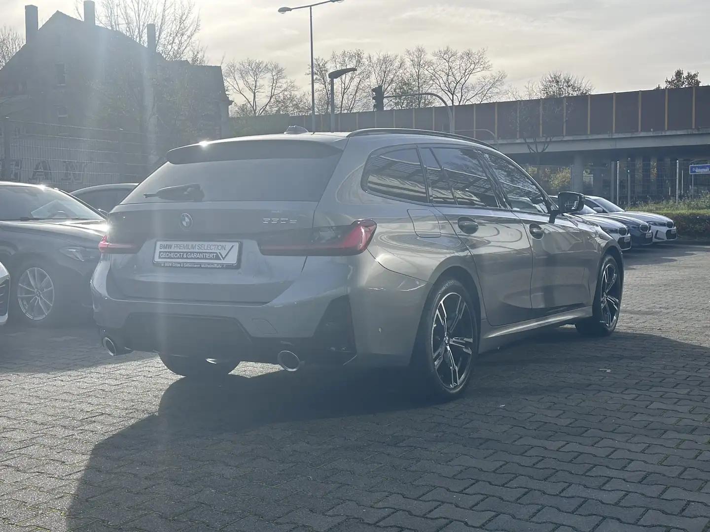 BMW 330 e xDrive Touring M Sportpaket / Leas.ab EUR515,-in Grau - 2