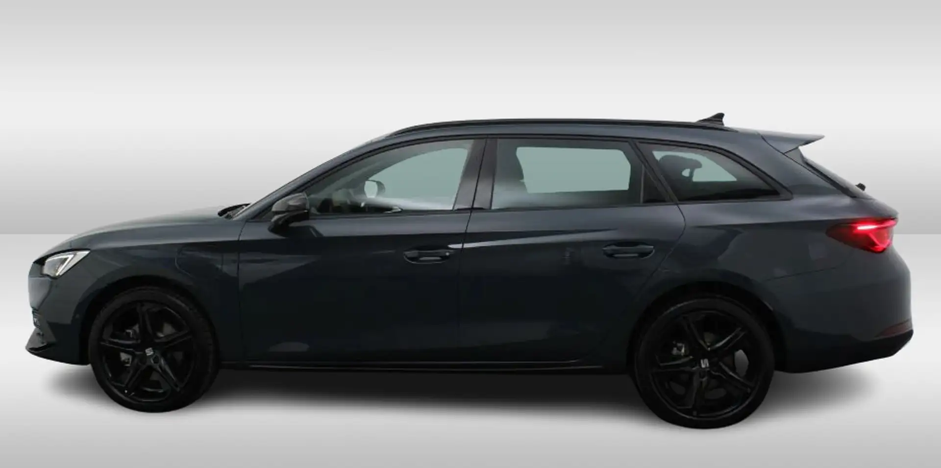 SEAT Leon e-Hybrid Sportstourer 1.5 TSI FR Business Šedá - 2