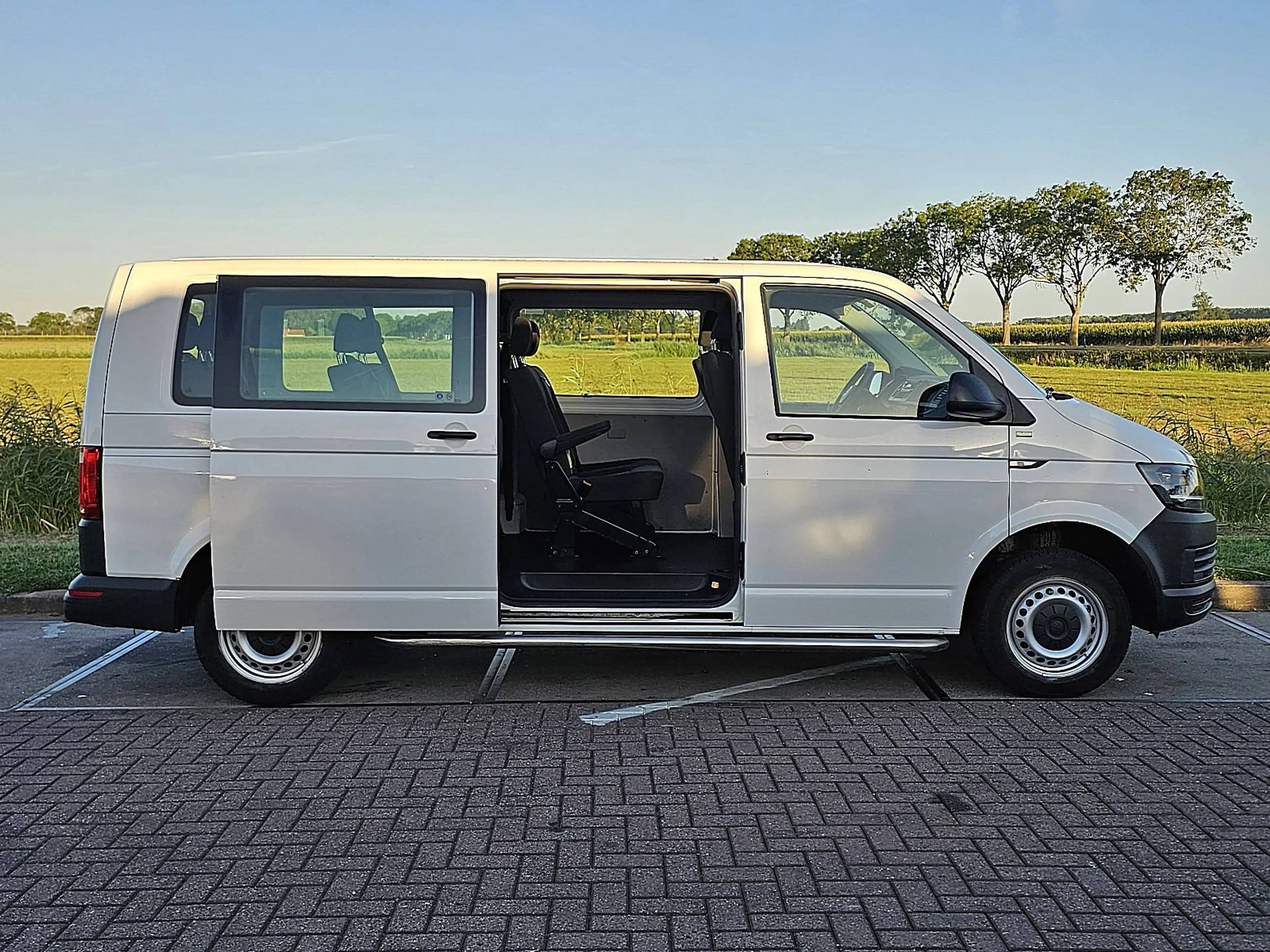 Volkswagen Transporter 2.0 TDI L2H1 Combi 9-pers AC — photo 13