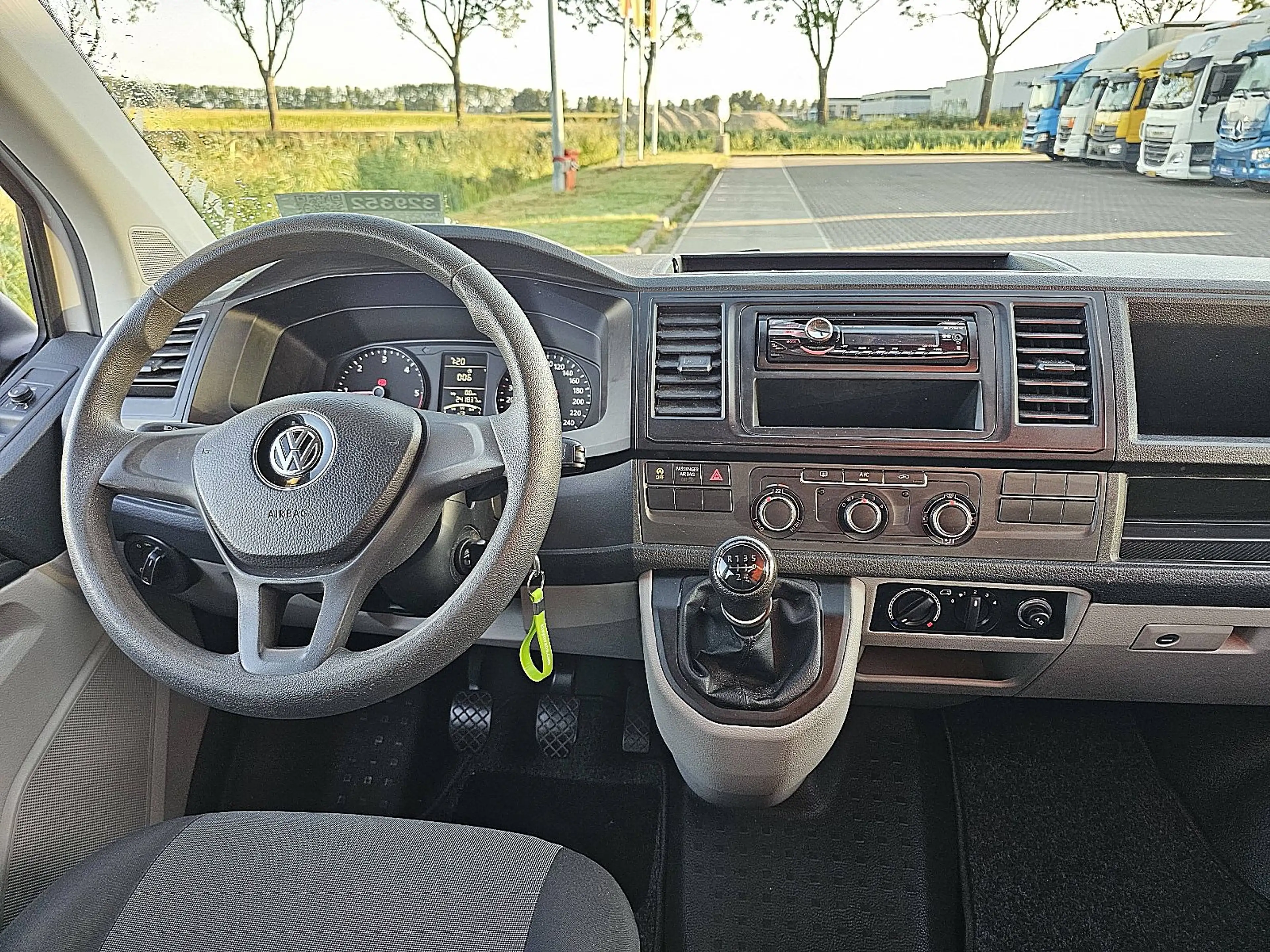 Volkswagen Transporter 2.0 TDI L2H1 Combi 9-pers AC — photo 8