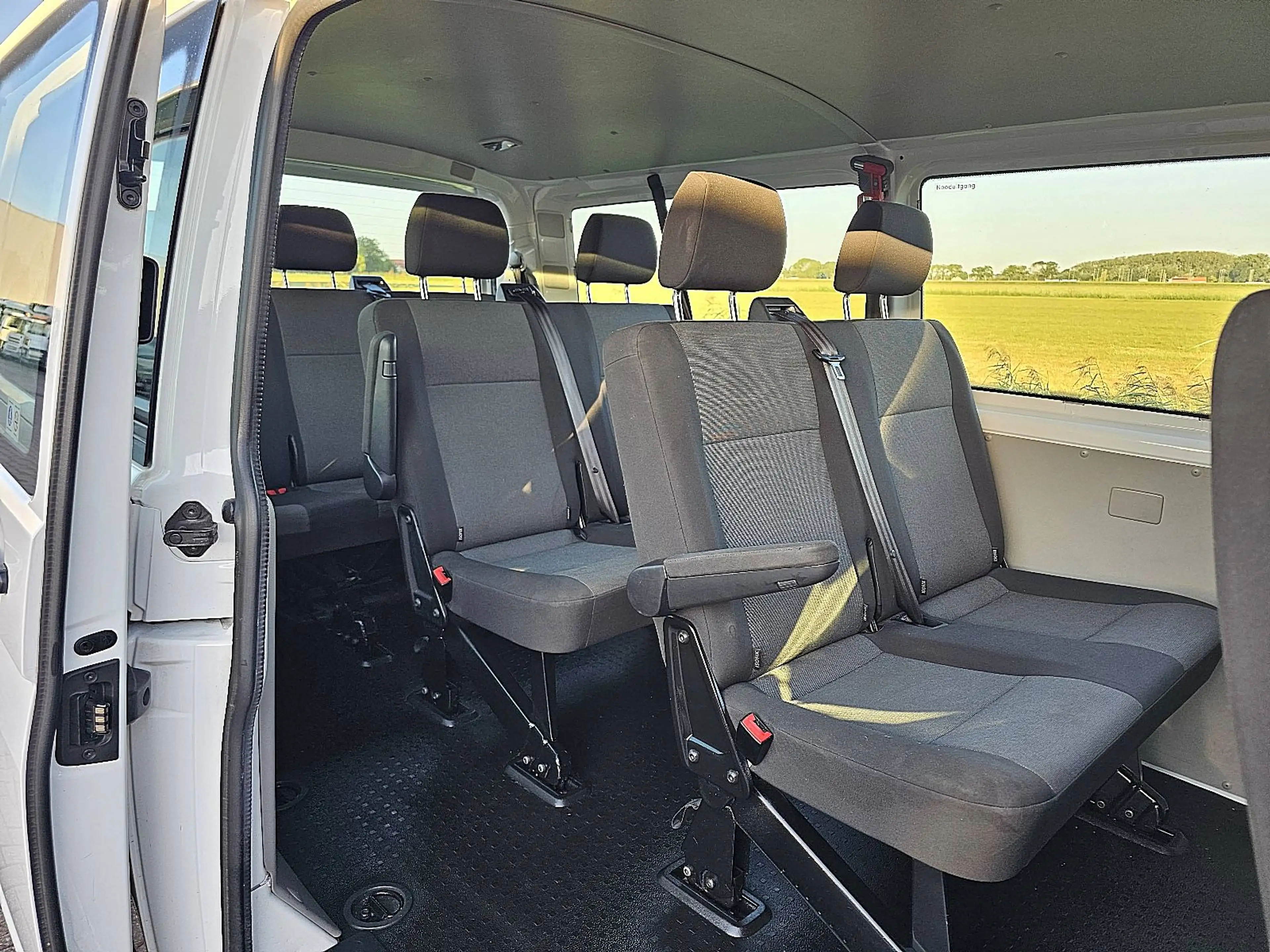 Volkswagen Transporter 2.0 TDI L2H1 Combi 9-pers AC — photo 11