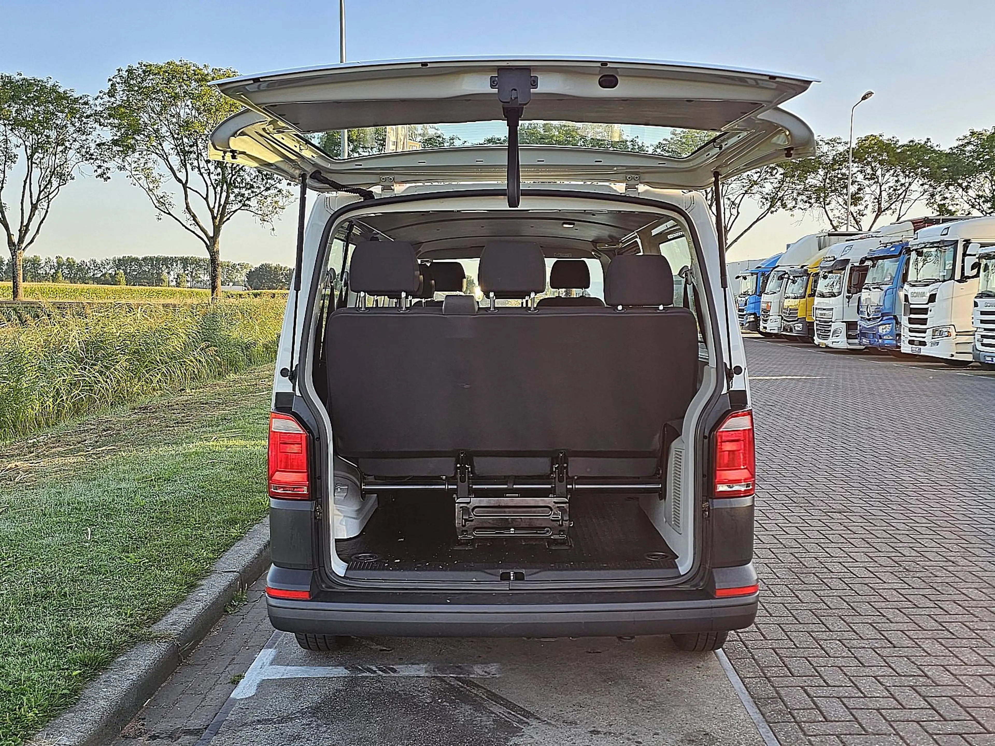 Volkswagen Transporter 2.0 TDI L2H1 Combi 9-pers AC — photo 12