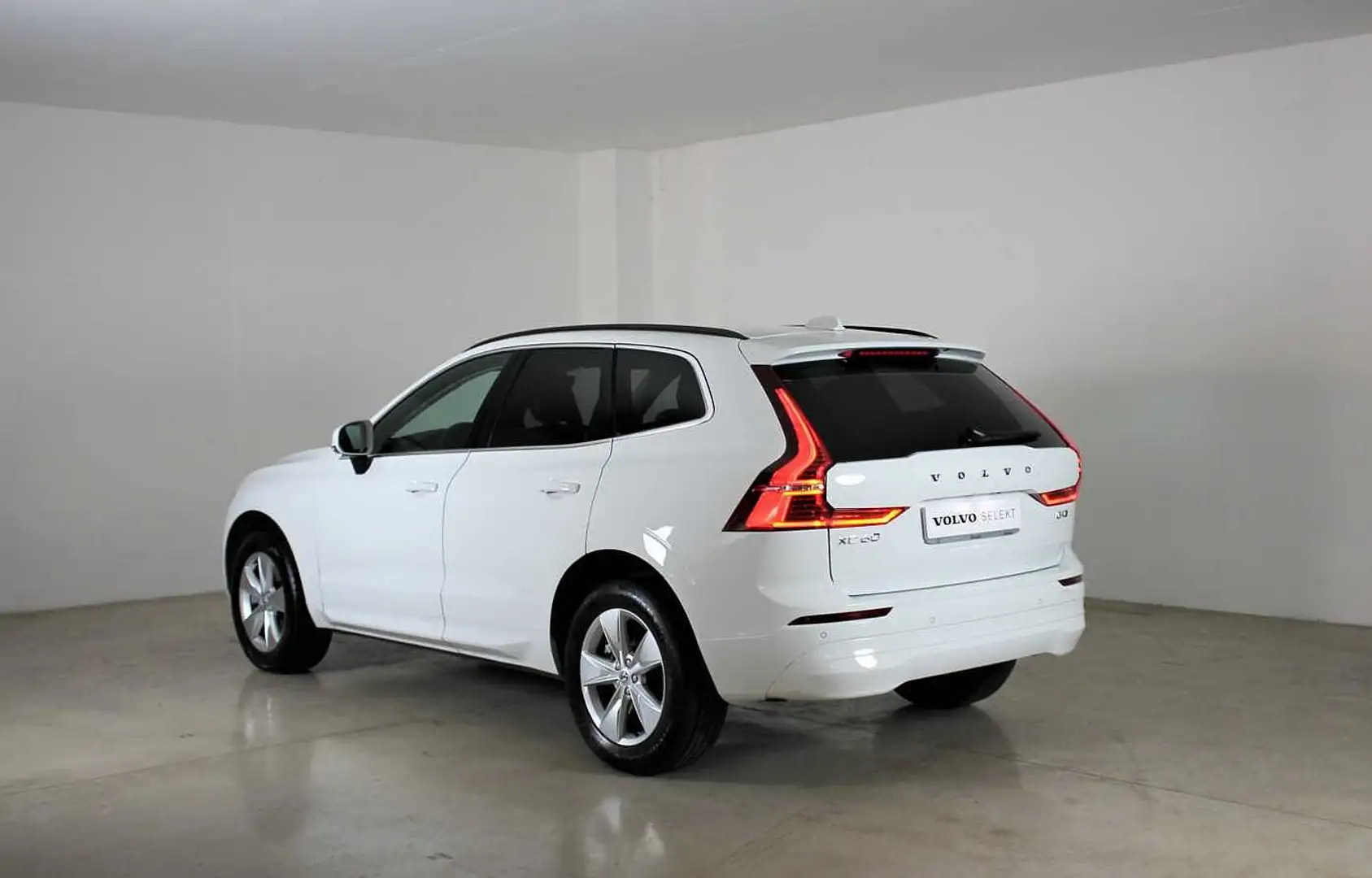Volvo XC60 II Momentum Pro, B4 AWD mild hybrid (D) Weiß - 2