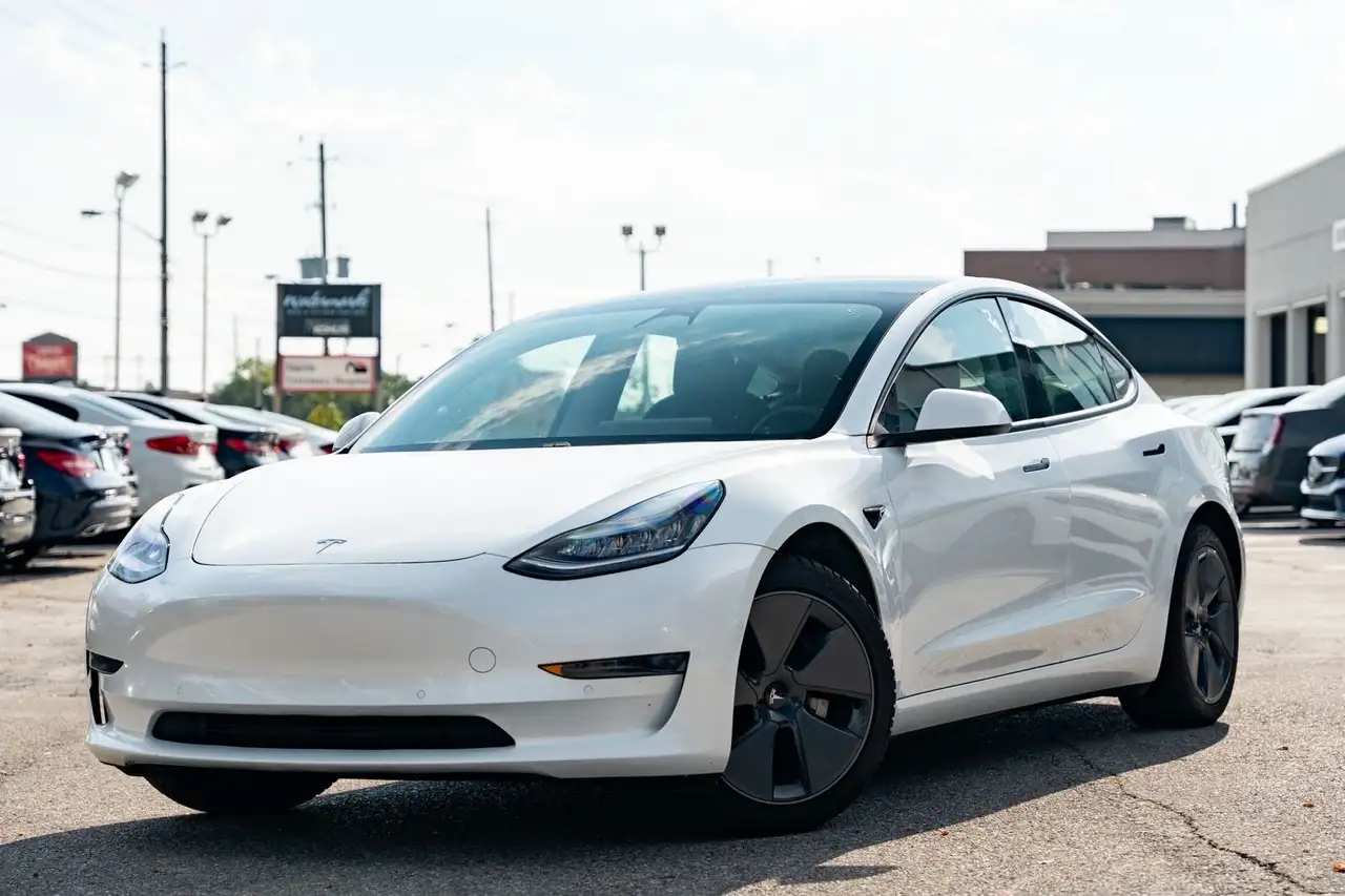 Tesla Model 3 снимка Tesla Model 3