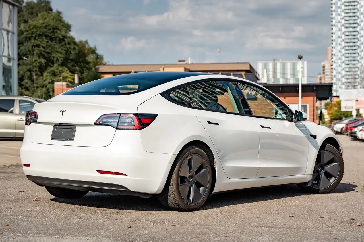 Tesla Model 3 снимка Tesla Model 3