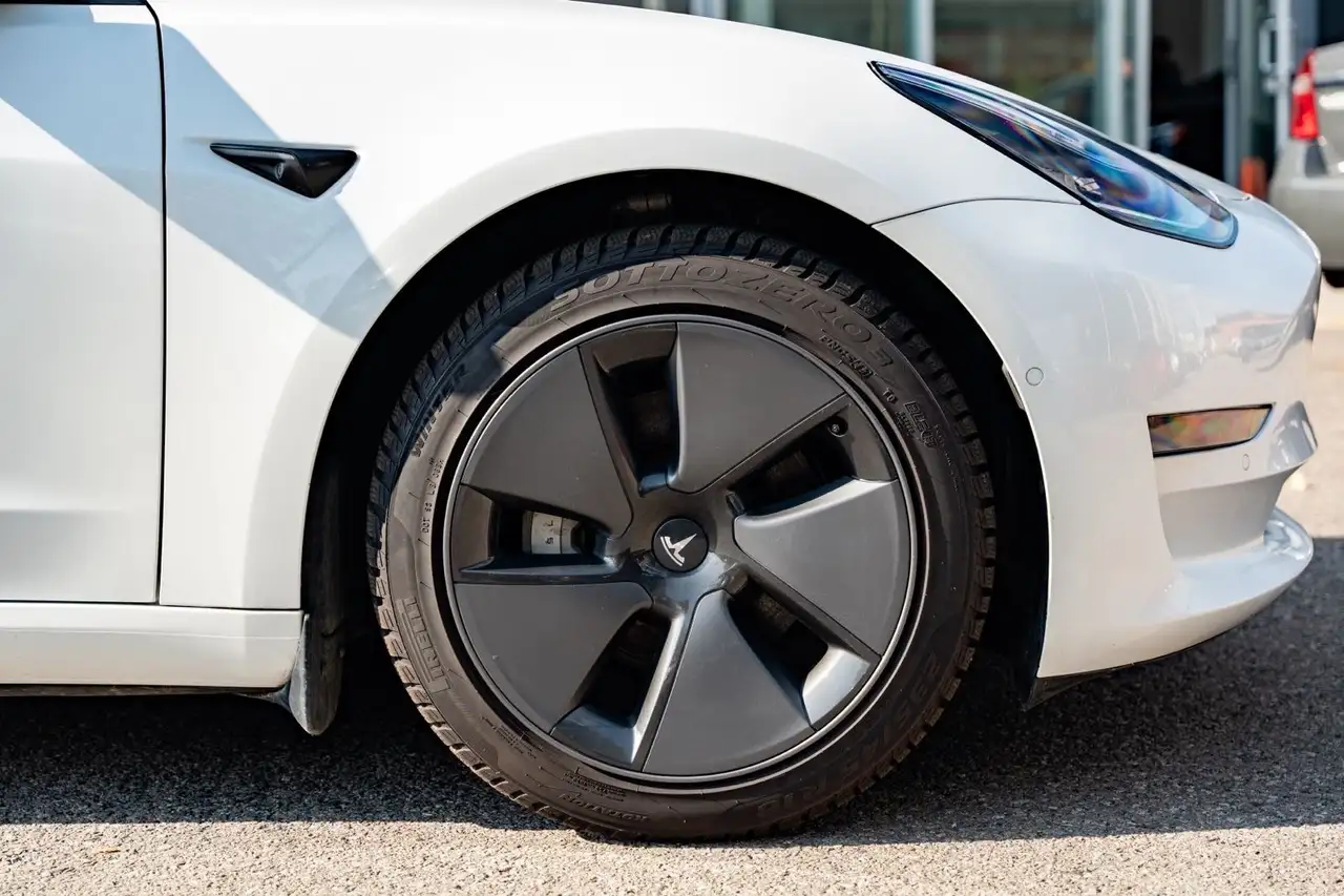 Tesla Model 3 снимка Tesla Model 3