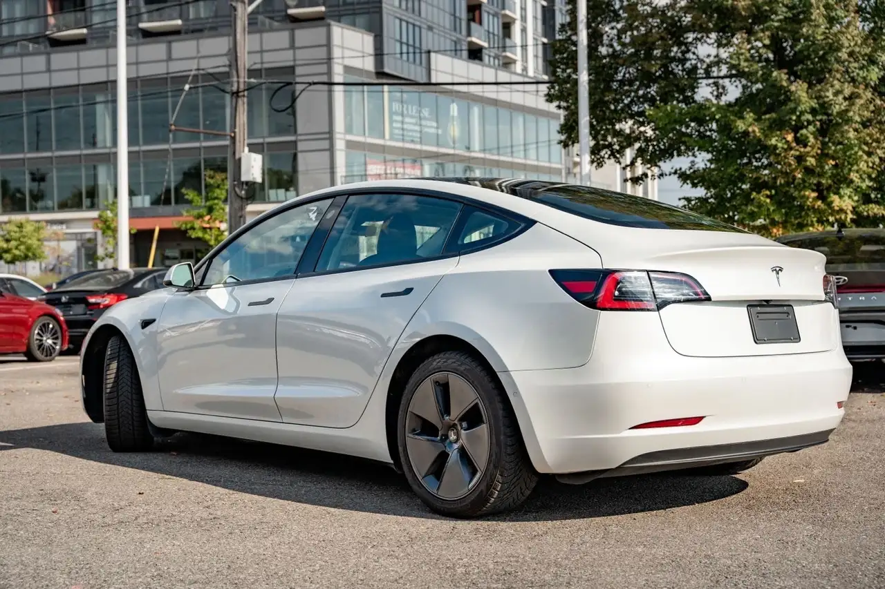 Tesla Model 3 снимка Tesla Model 3
