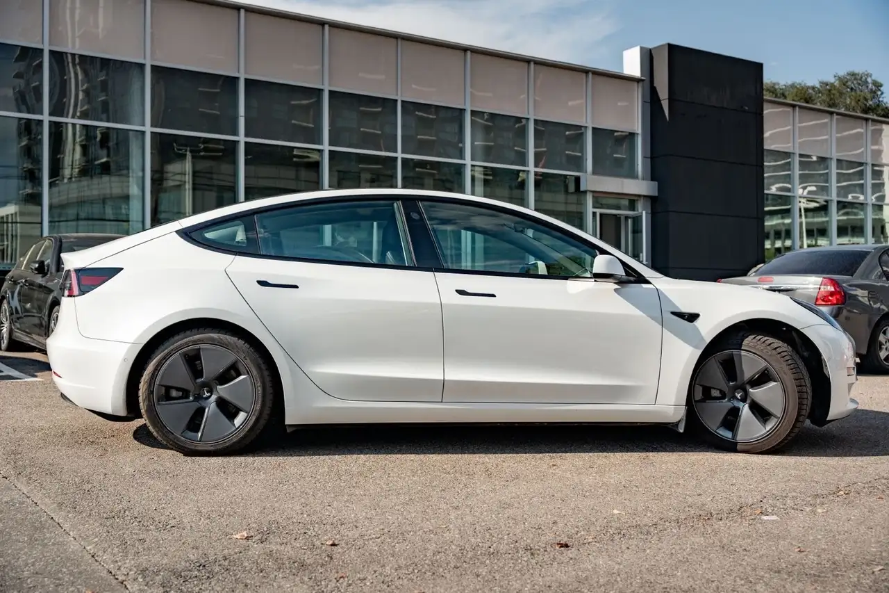 Tesla Model 3 снимка Tesla Model 3