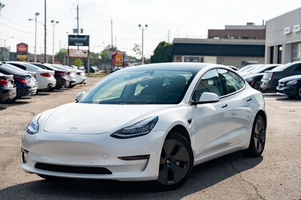 Tesla Model 3 снимка Tesla Model 3