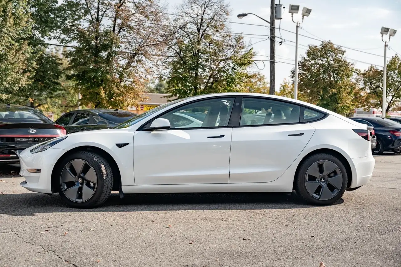 Tesla Model 3 снимка Tesla Model 3