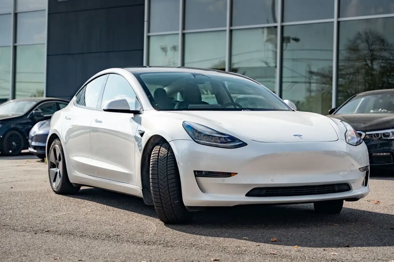 Tesla Model 3 снимка Tesla Model 3