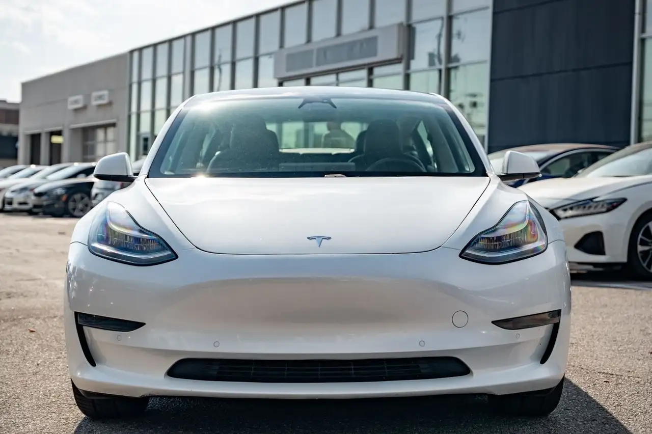 Tesla Model 3 снимка Tesla Model 3