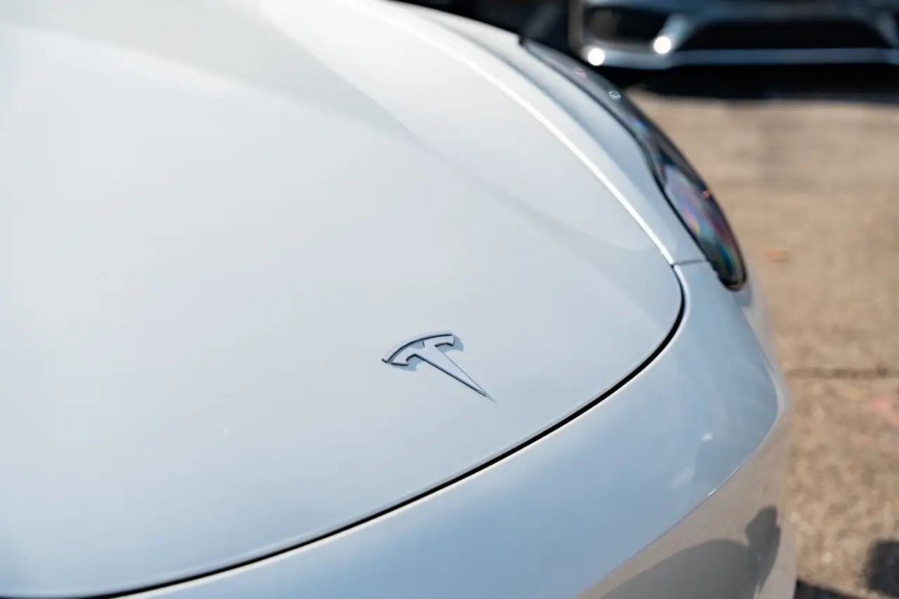 Tesla Model 3 снимка Tesla Model 3