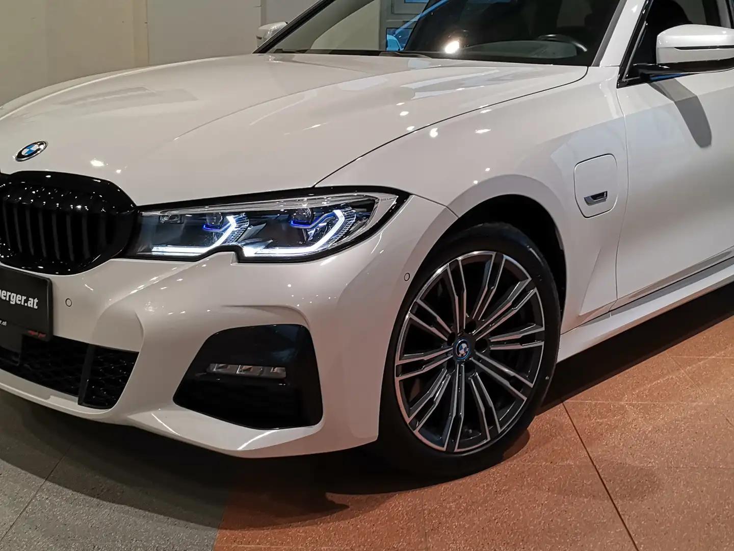 BMW 330 330e xDrive M-Sport Laser*AHK*Head-Up*HIFI*Kessy* Weiß - 2