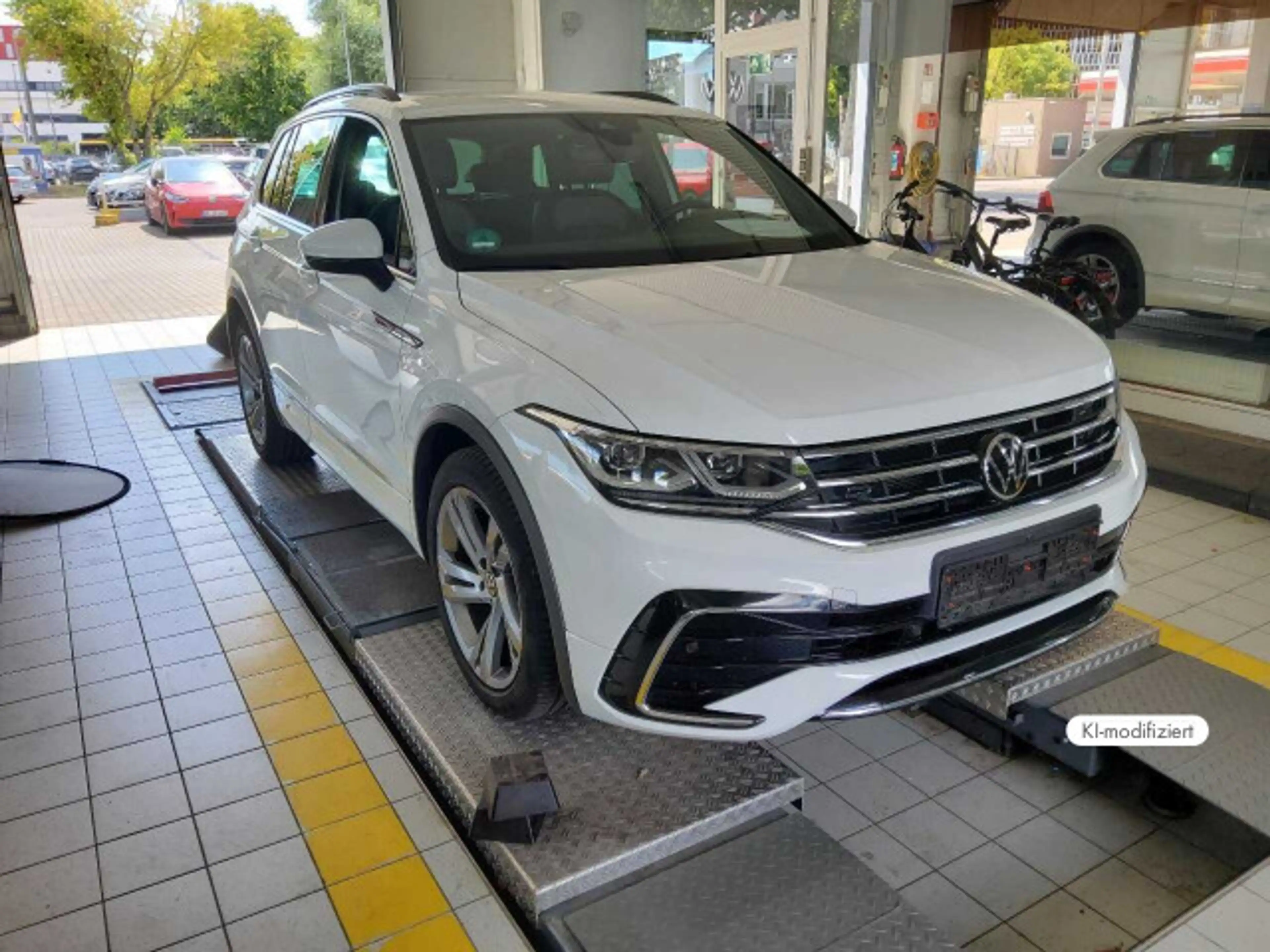 Volkswagen Tiguan 1.5 TSI R-Line DSG NAVI AHK 360° HUD MATR — photo 2