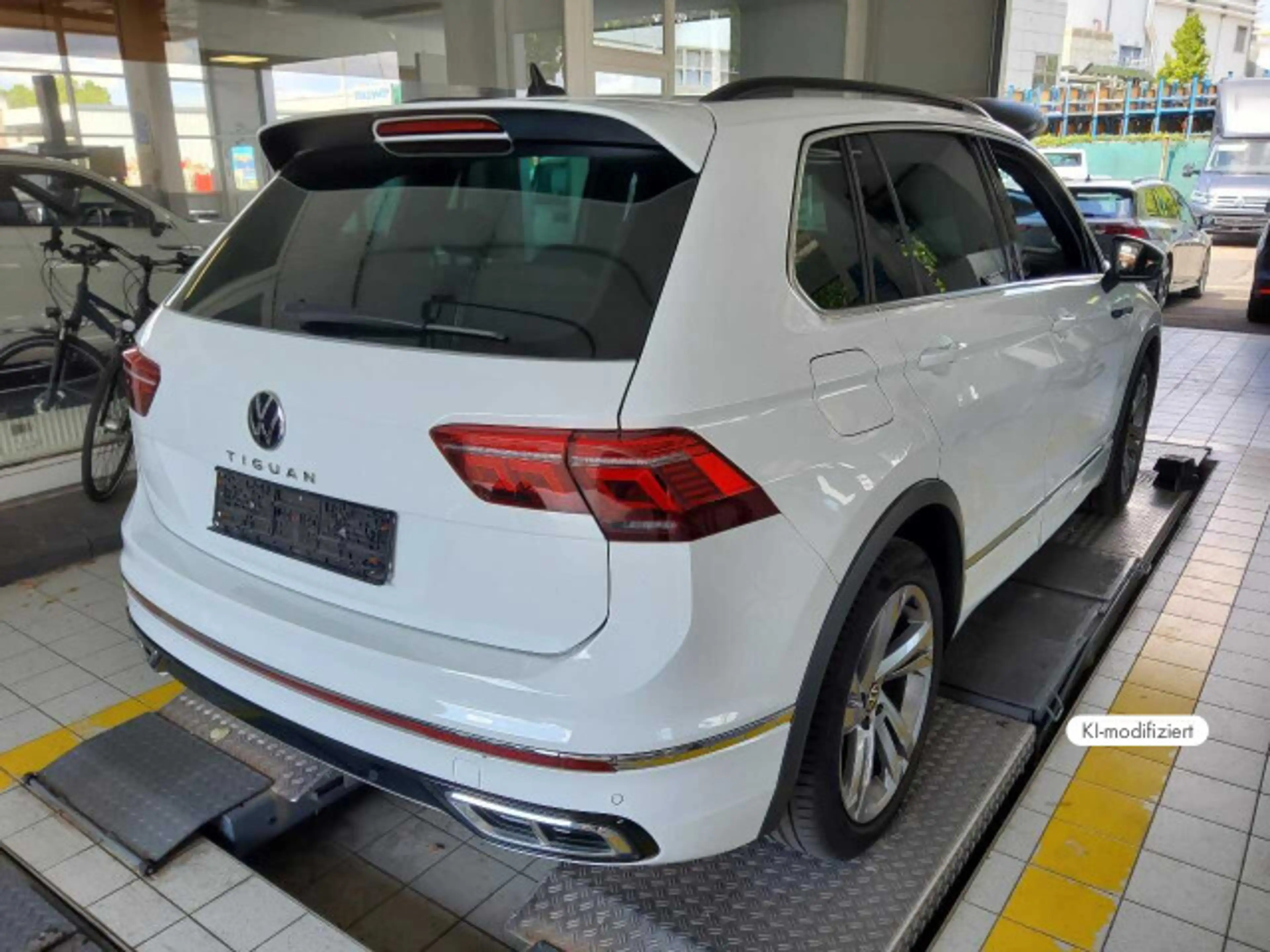 Volkswagen Tiguan 1.5 TSI R-Line DSG NAVI AHK 360° HUD MATR — photo 3