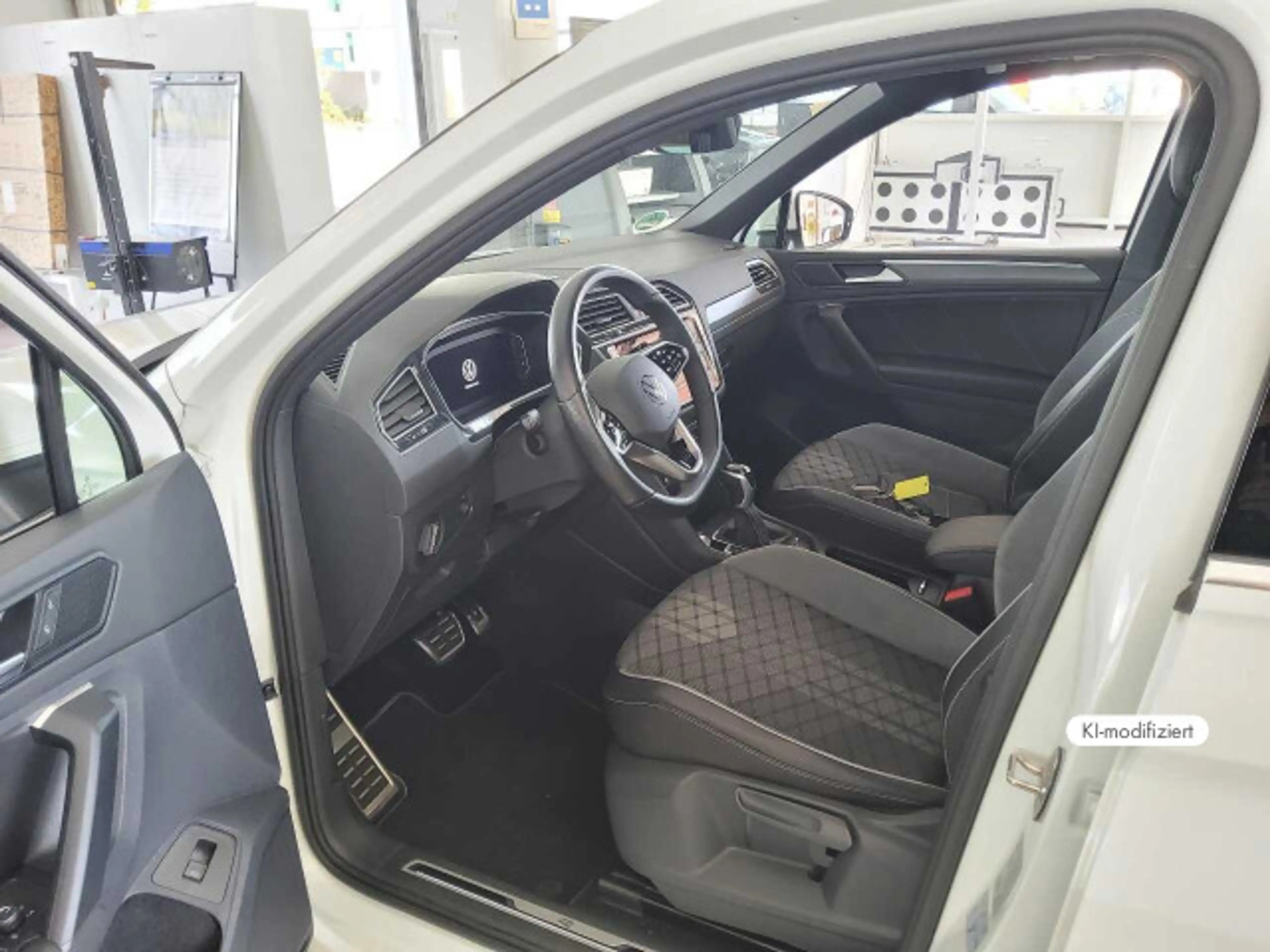 Volkswagen Tiguan 1.5 TSI R-Line DSG NAVI AHK 360° HUD MATR — photo 5
