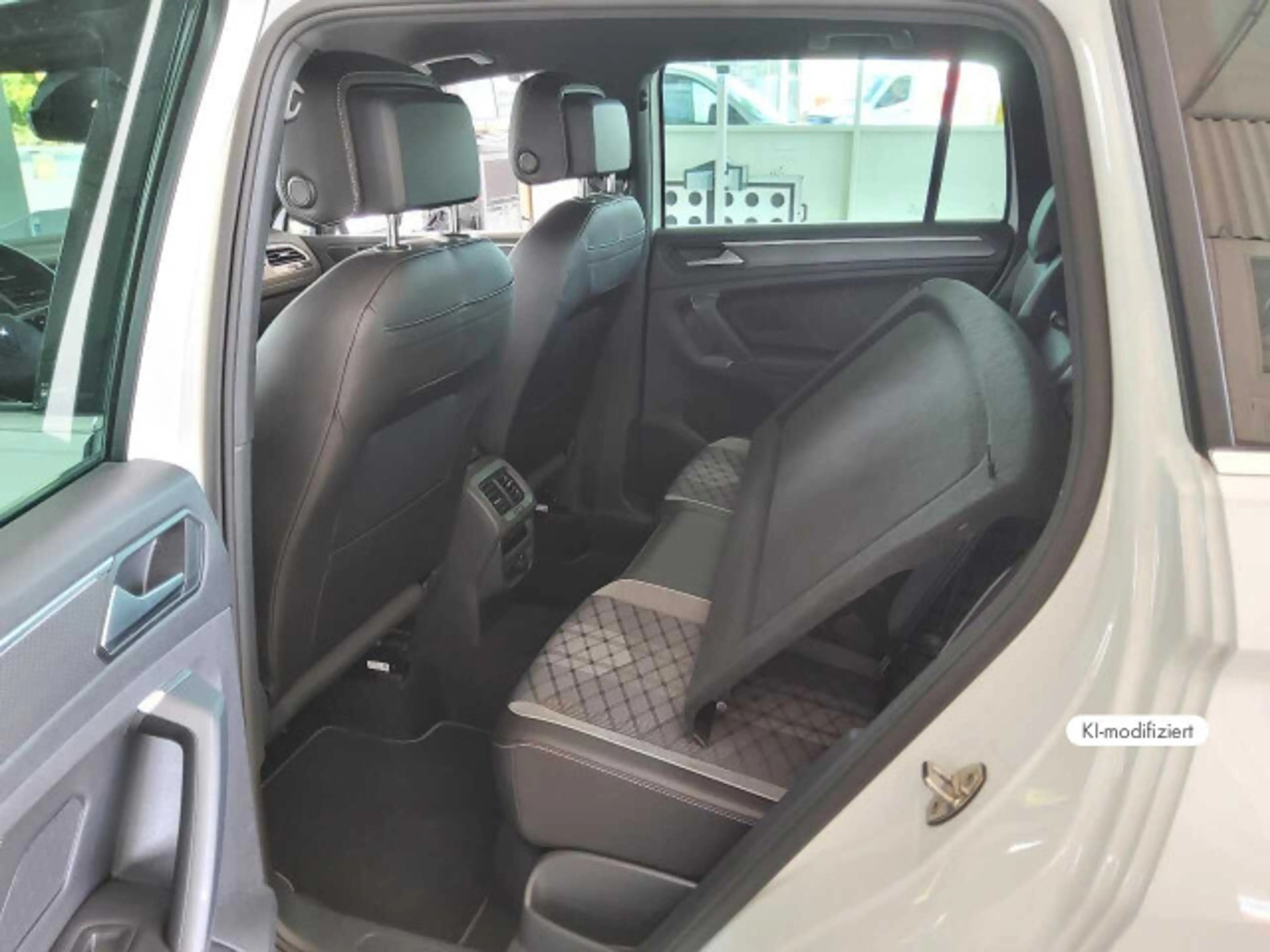 Volkswagen Tiguan 1.5 TSI R-Line DSG NAVI AHK 360° HUD MATR — photo 6