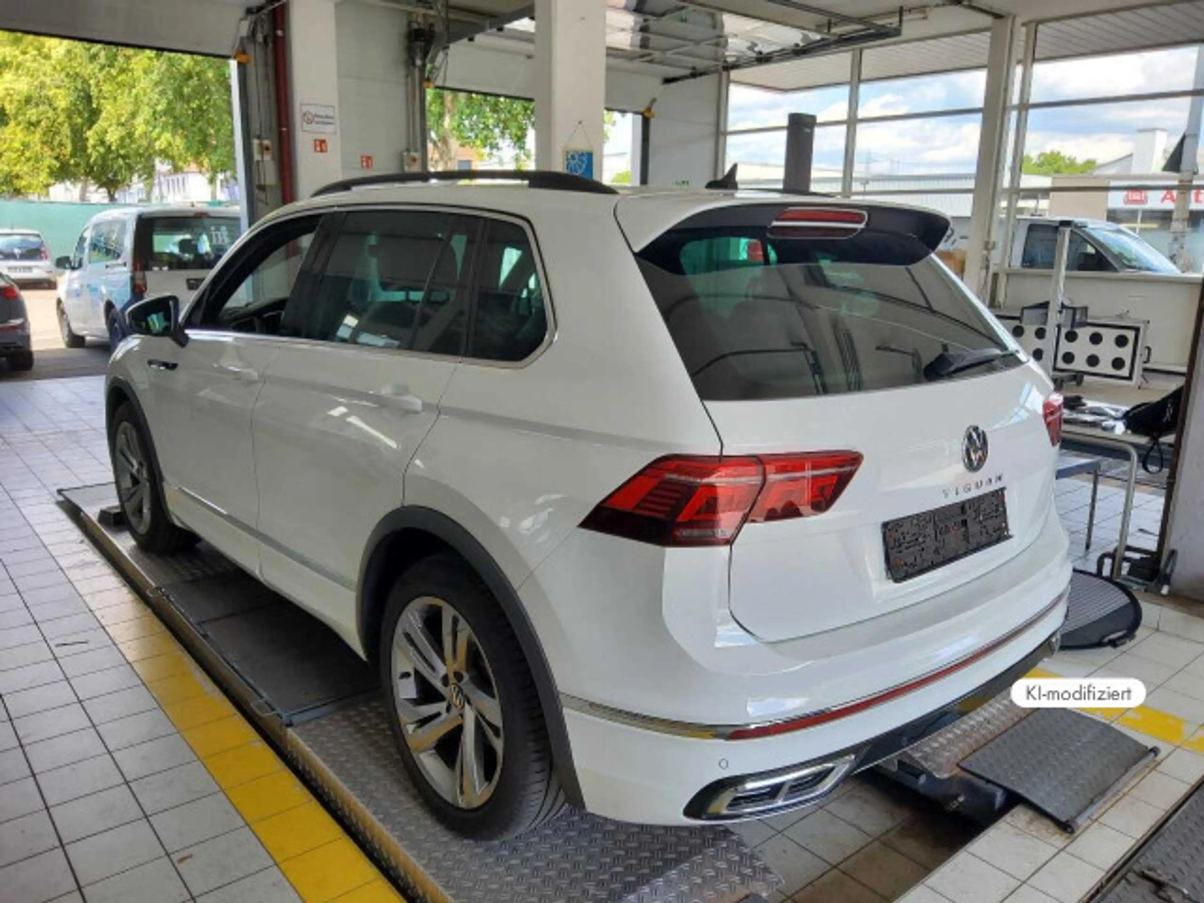 Volkswagen Tiguan 1.5 TSI R-Line DSG NAVI AHK 360° HUD MATR — photo 4