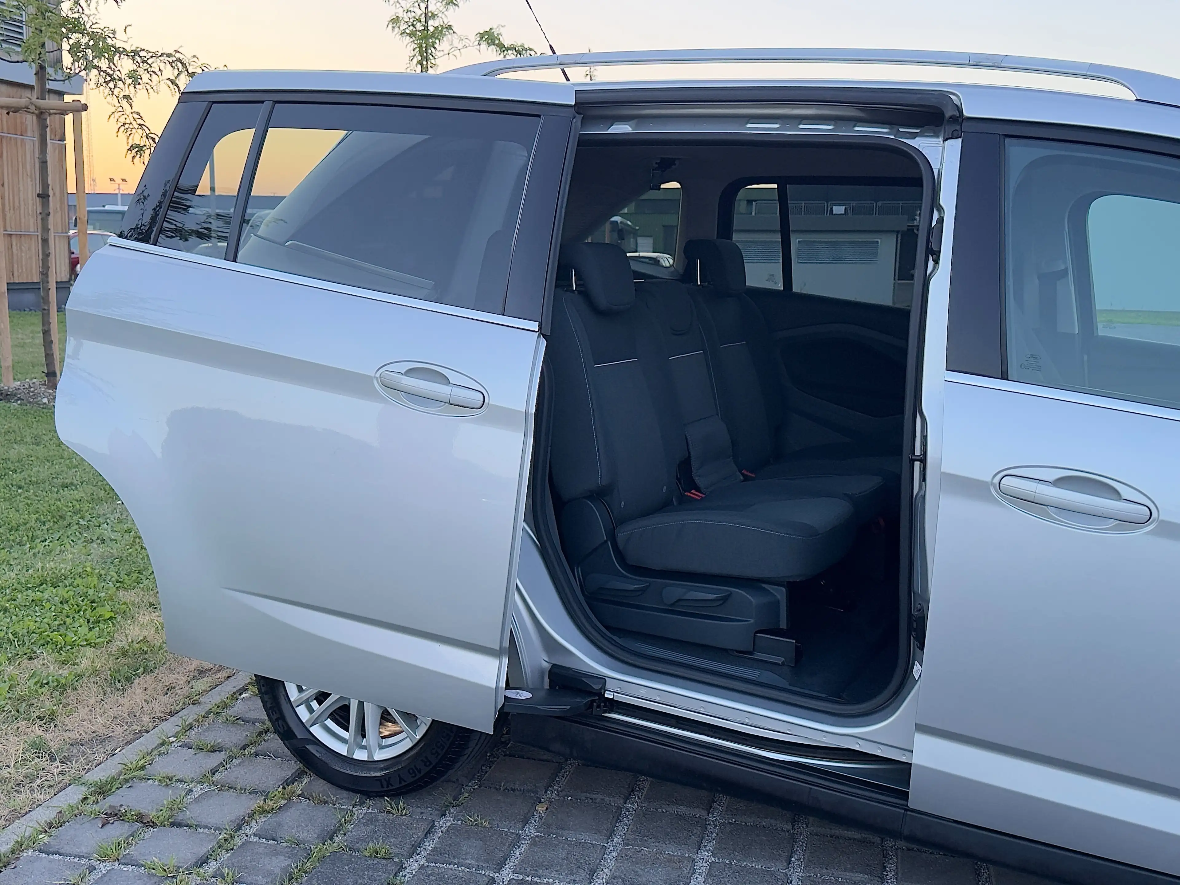 Ford Grand C-Max Titanium 2,0 TDCi DPF Powershift — photo 11