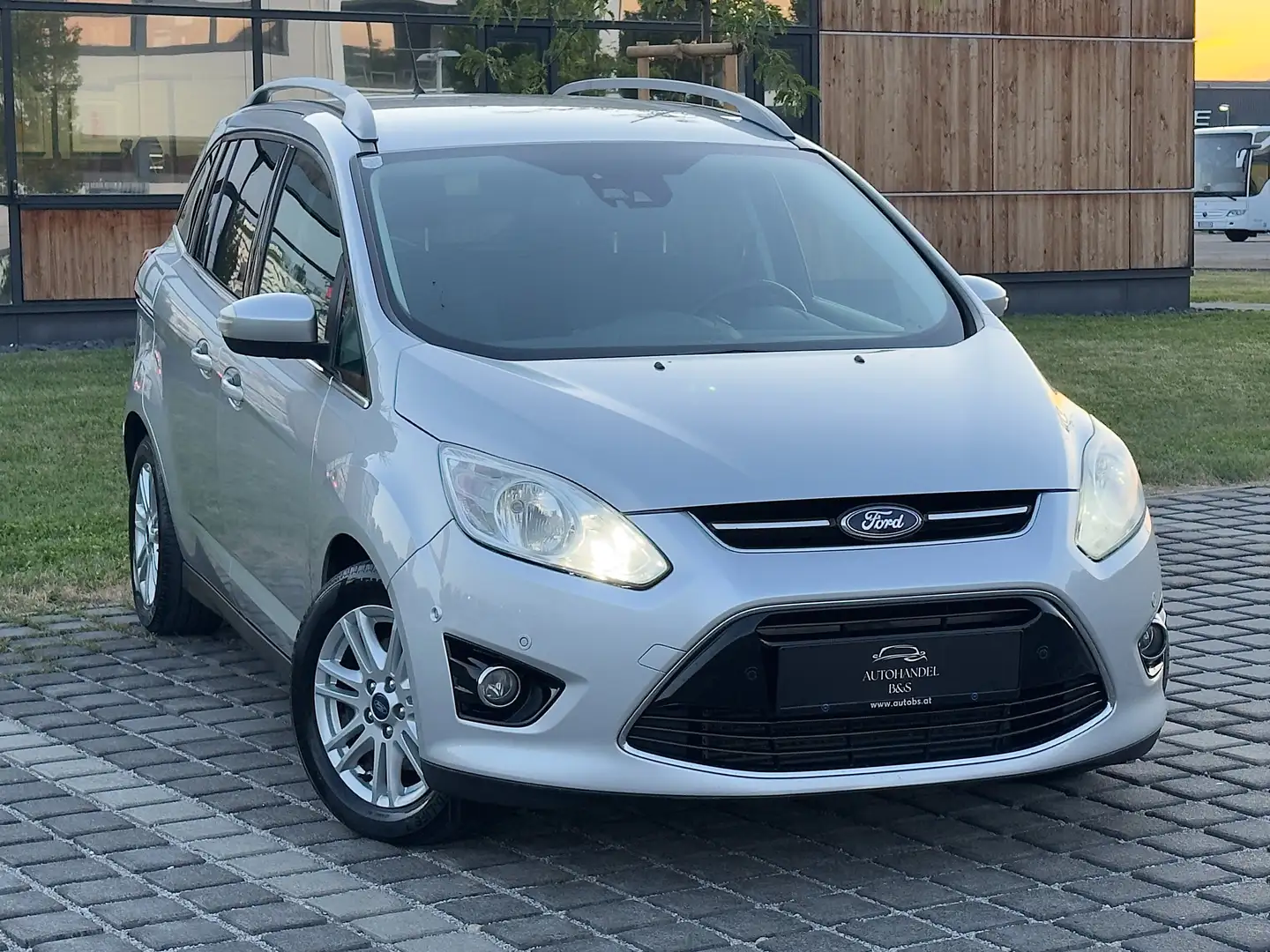 Ford Grand C-Max Titanium 2,0 TDCi DPF Powershift Silber - 1