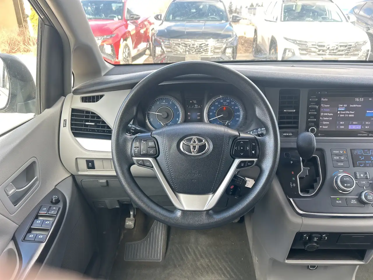 Toyota Sienna снимка Toyota Sienna