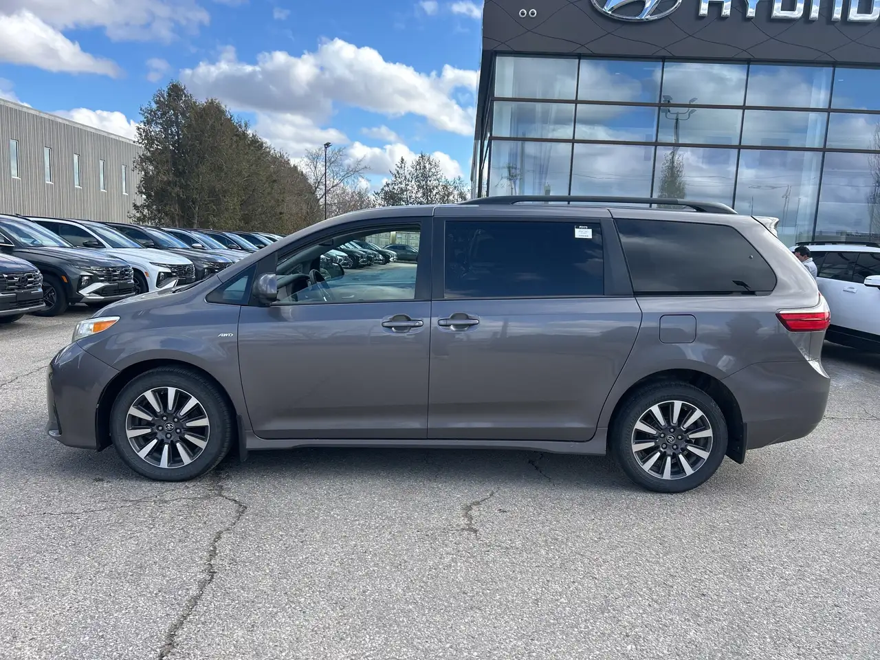 Toyota Sienna снимка Toyota Sienna