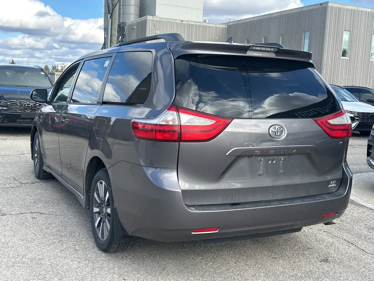 Toyota Sienna снимка Toyota Sienna
