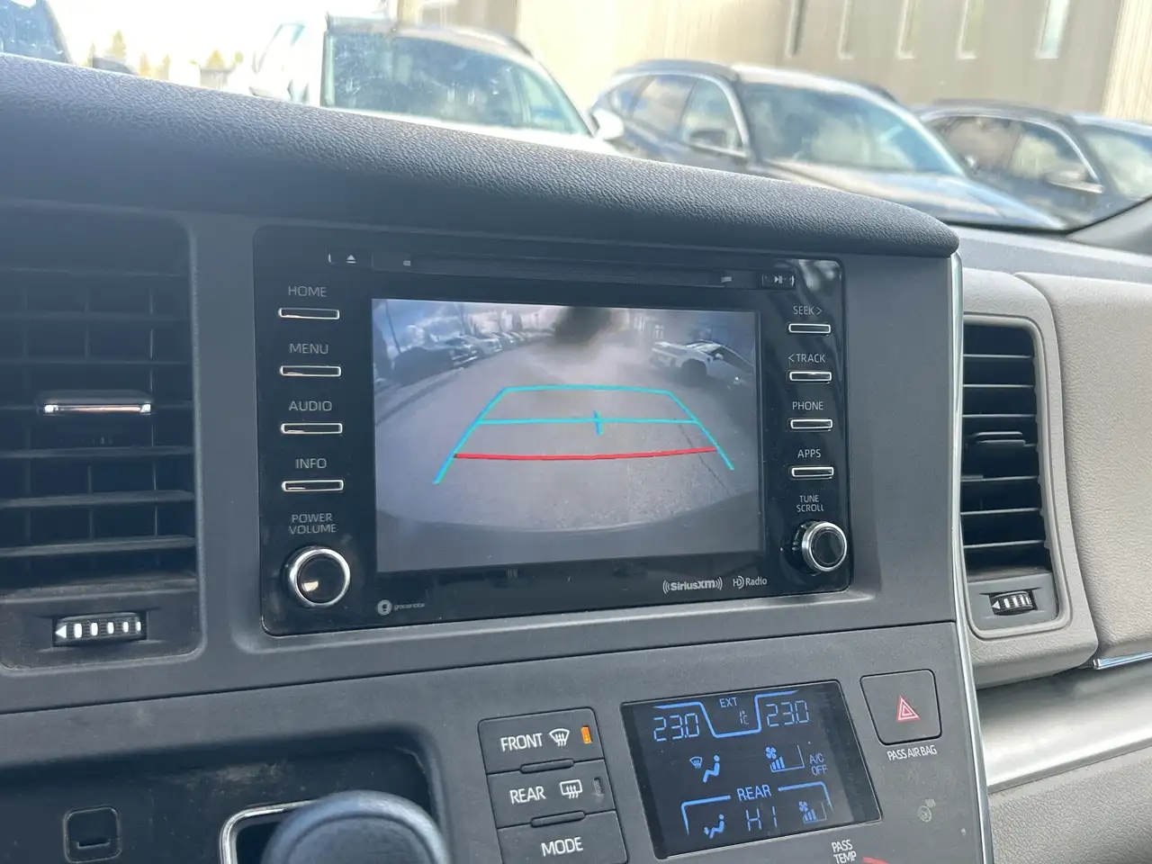 Toyota Sienna снимка Toyota Sienna