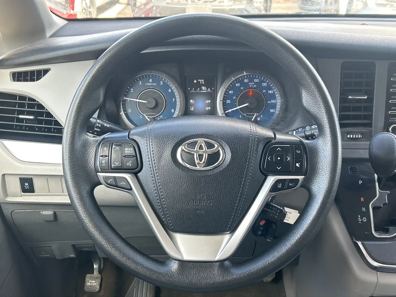 Toyota Sienna снимка Toyota Sienna