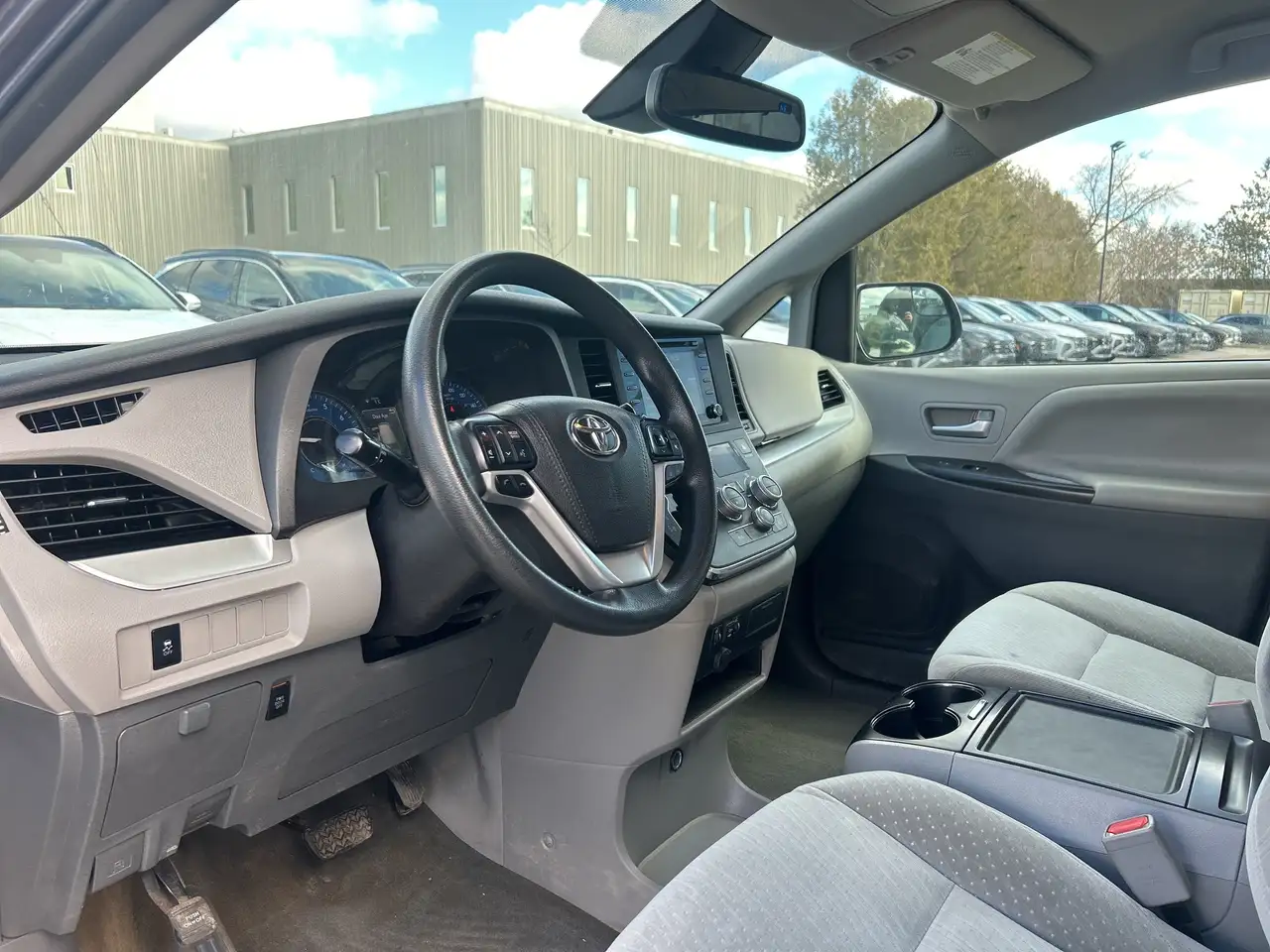 Toyota Sienna снимка Toyota Sienna