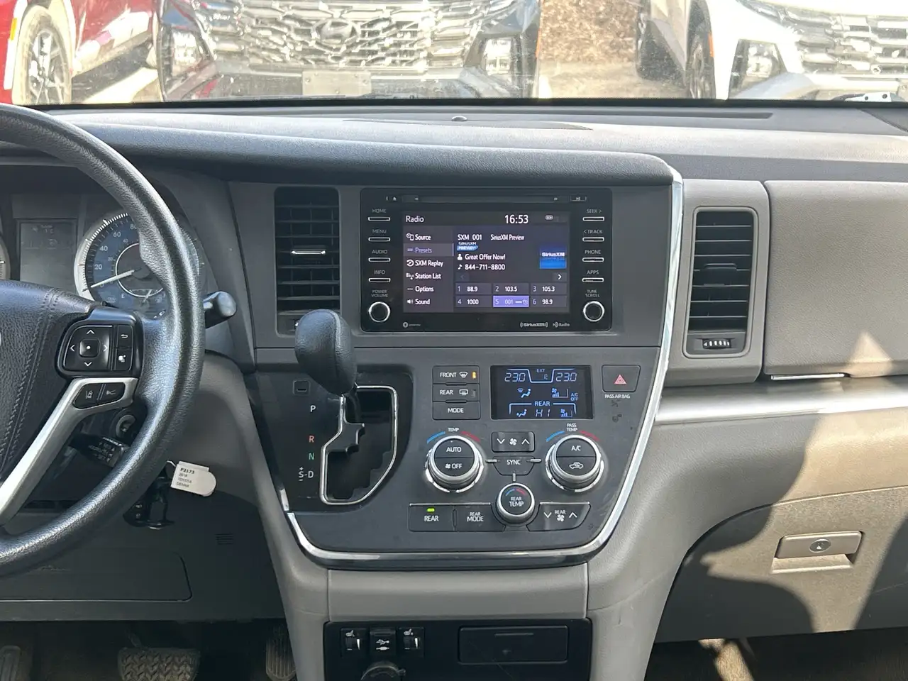 Toyota Sienna снимка Toyota Sienna