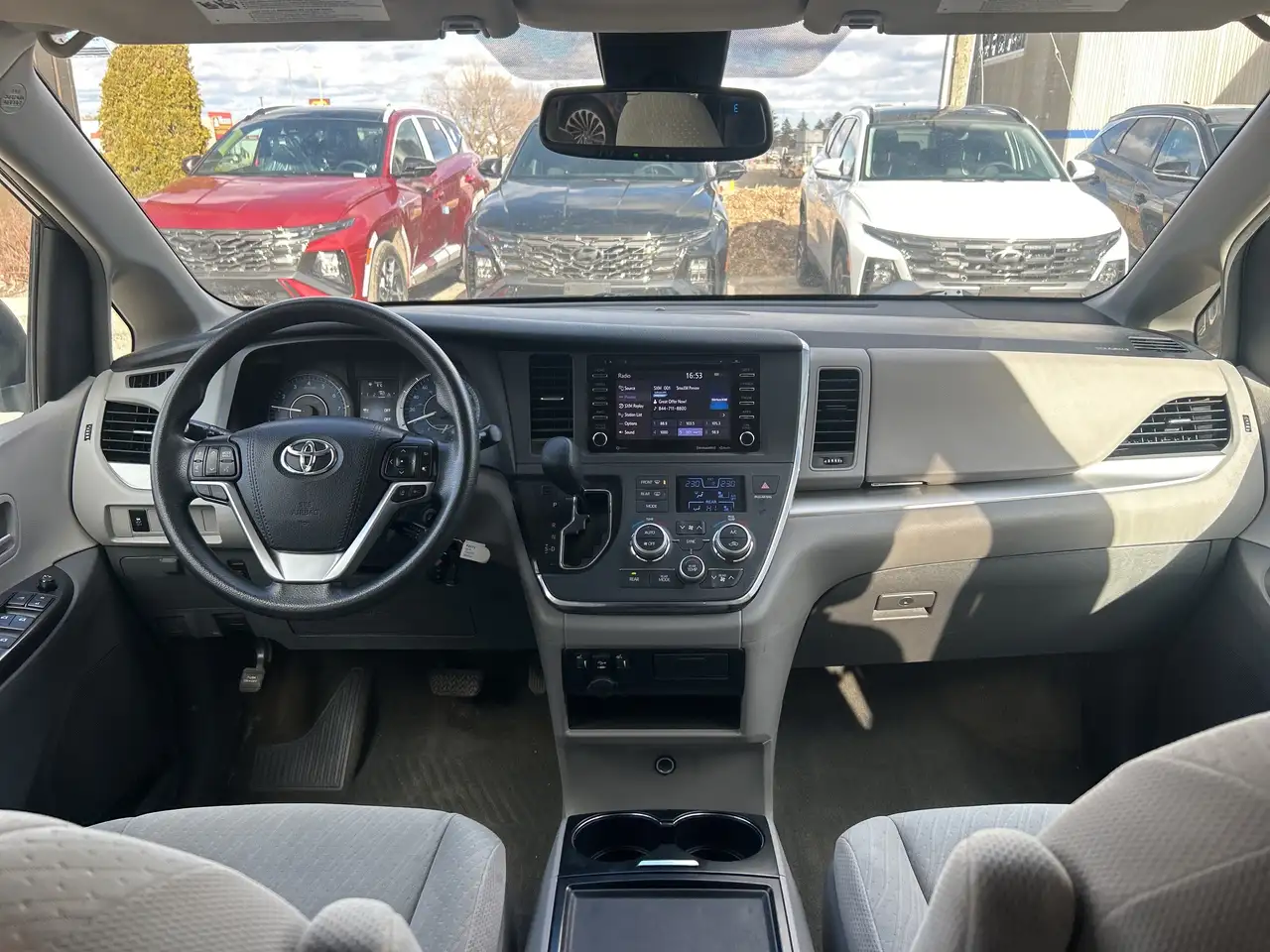 Toyota Sienna снимка Toyota Sienna