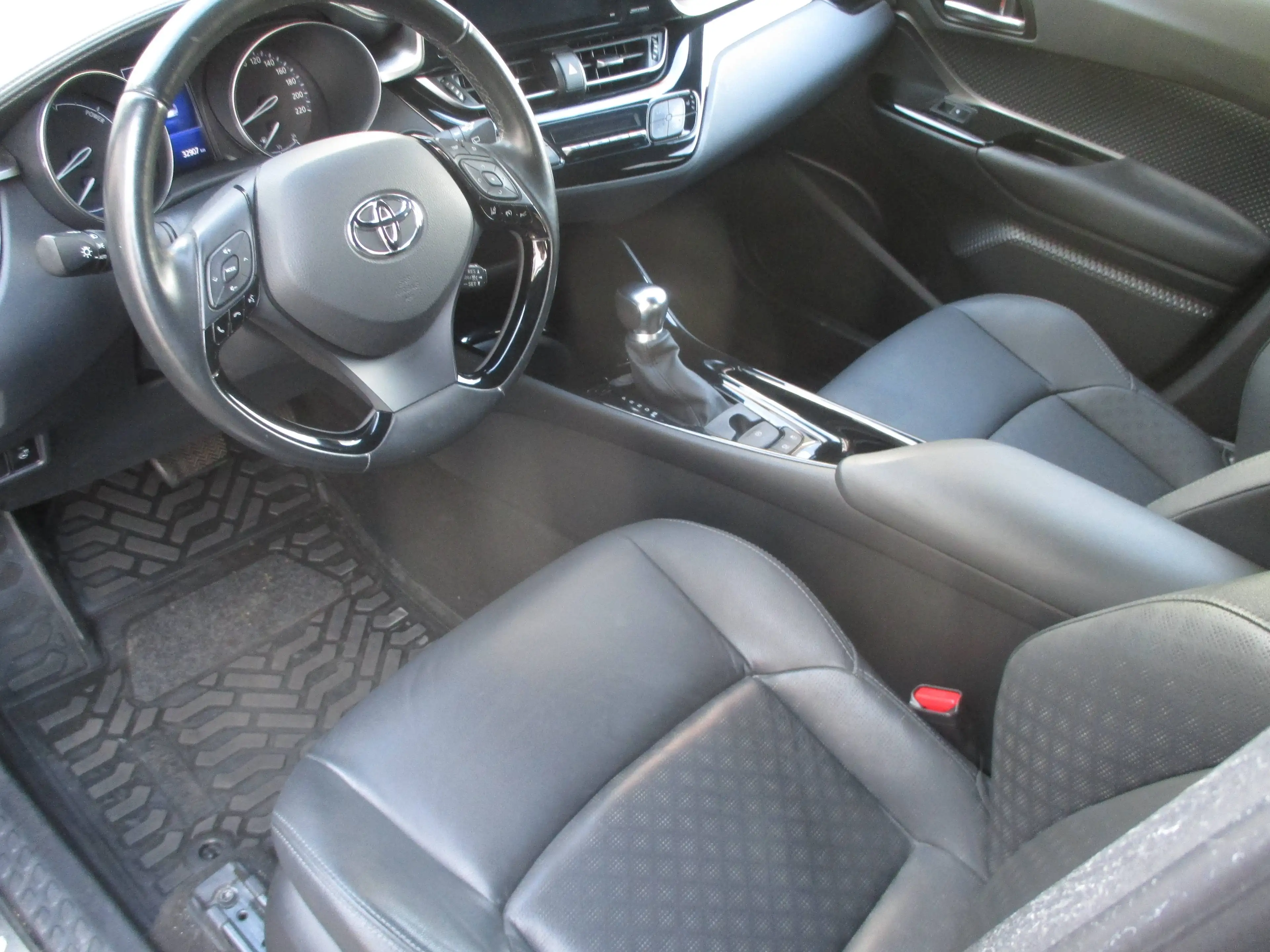 Toyota C-HR C-HR 1.8 Hybrid  "Club" mit Lederpolster — photo 4