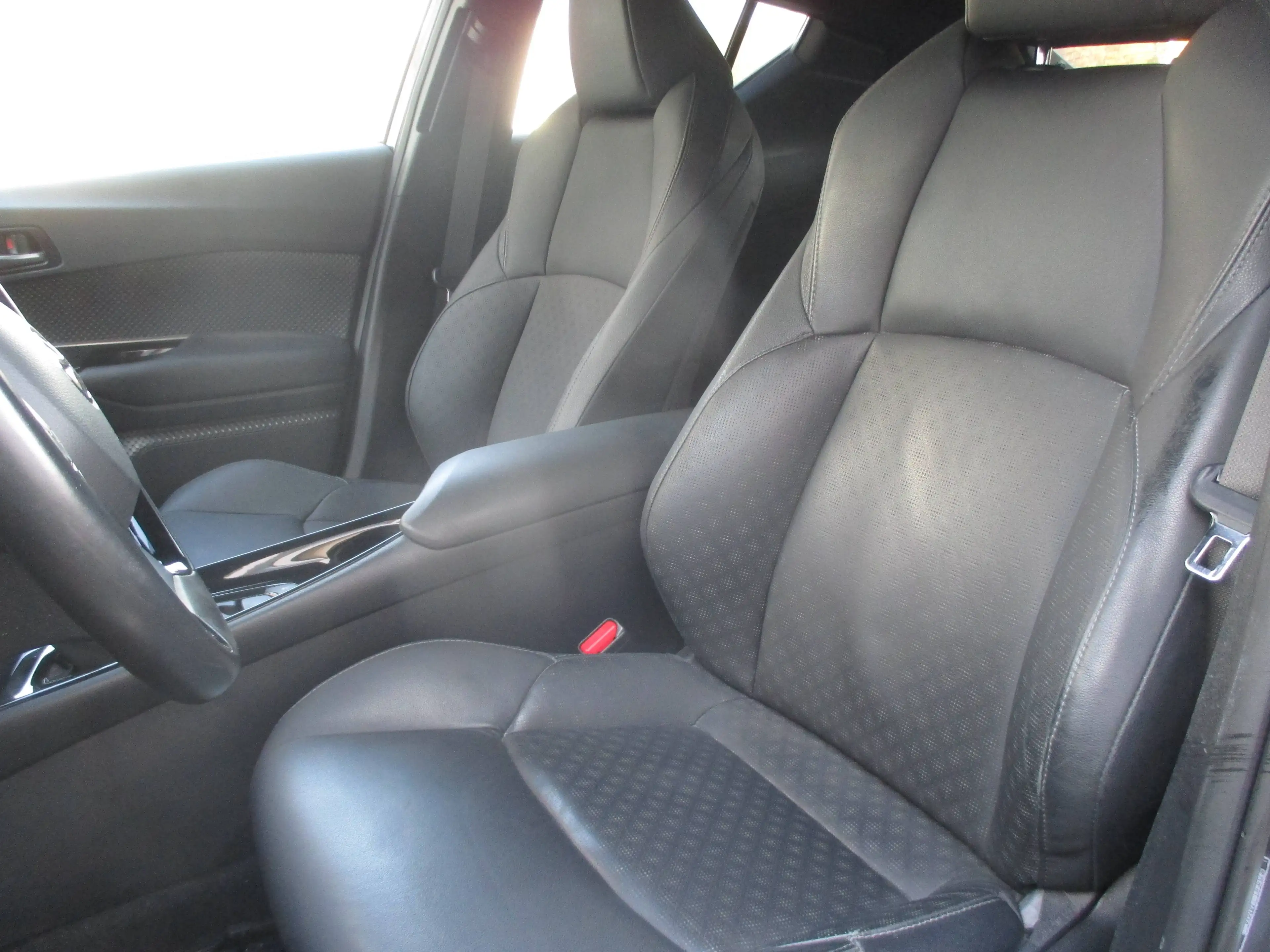 Toyota C-HR C-HR 1.8 Hybrid  "Club" mit Lederpolster — photo 3