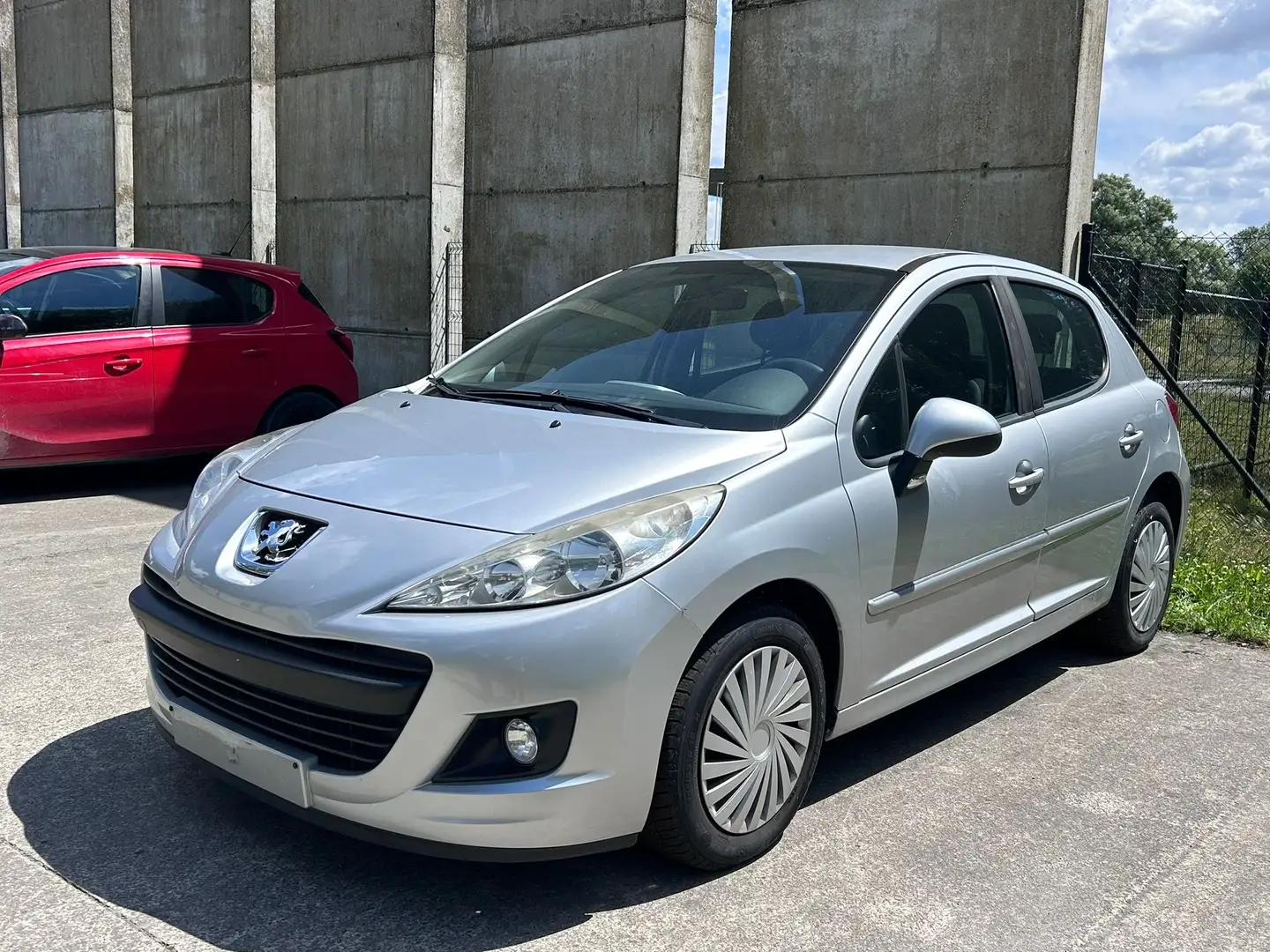 Peugeot 207 1.4i essence 2013 etat neuf 170.000kms - 1