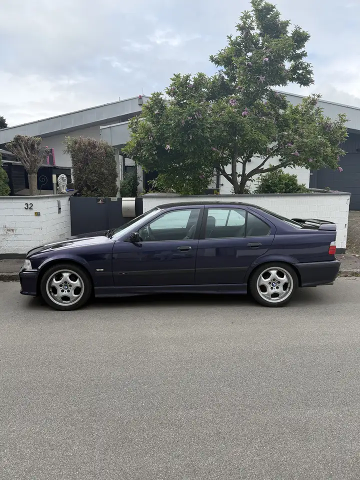 BMW 318i, foto 1
